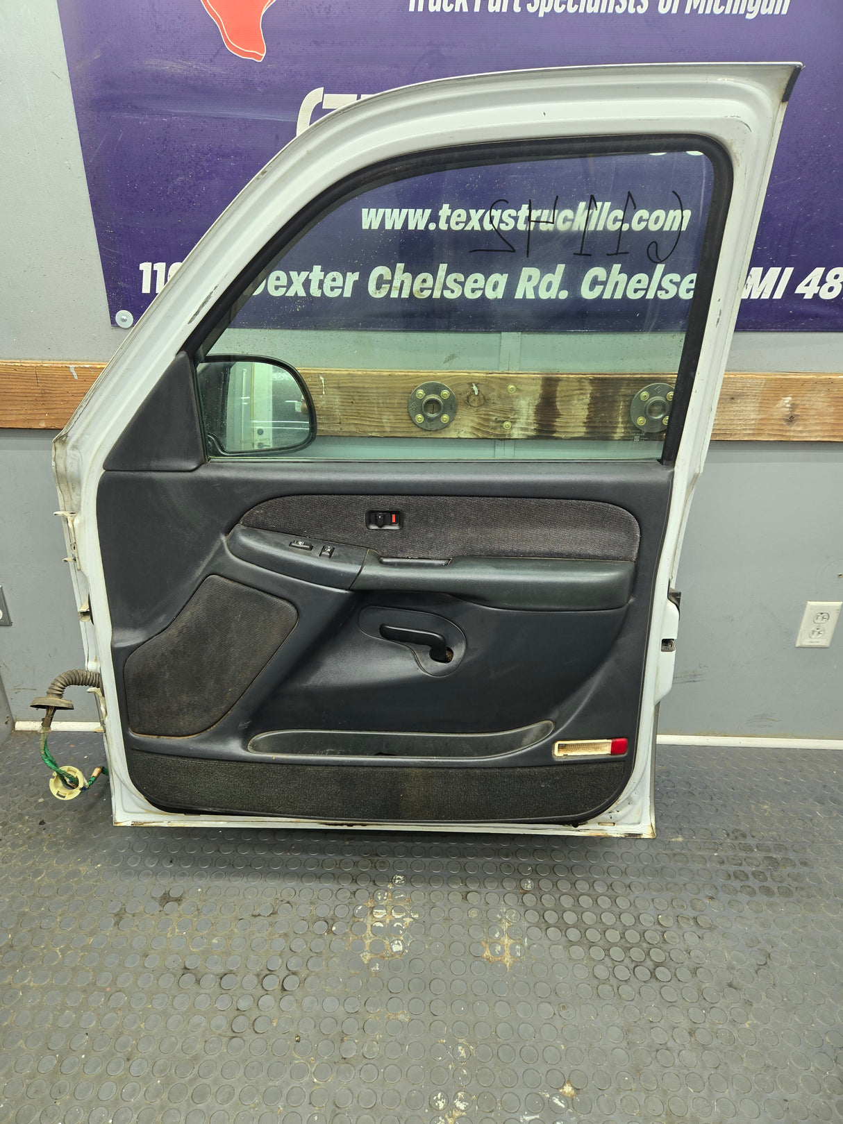 1999-2006 Chevrolet Silverado / GMC Sierra 1500 2500 3500 HD Front Passenger side Door RH