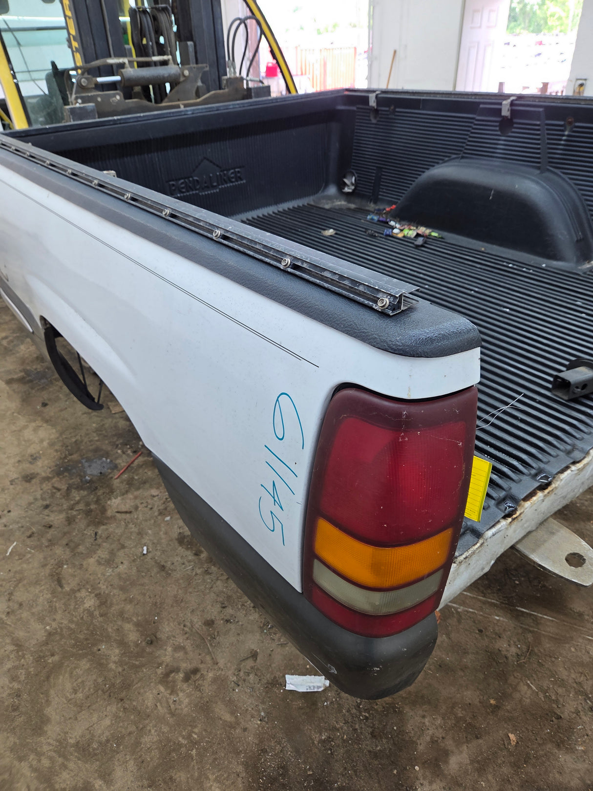 1999-2007 Chevrolet Silverado / GMC Sierra 1500 2500HD 3500HD 6' 6" Short Truck Bed