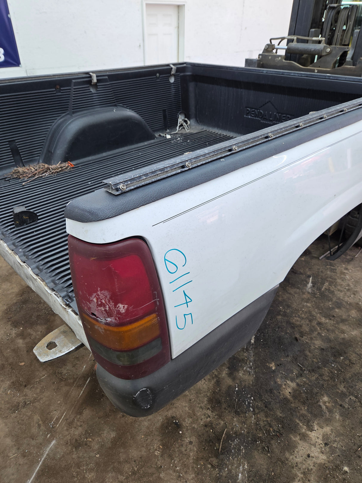 1999-2007 Chevrolet Silverado / GMC Sierra 1500 2500HD 3500HD 6' 6" Short Truck Bed
