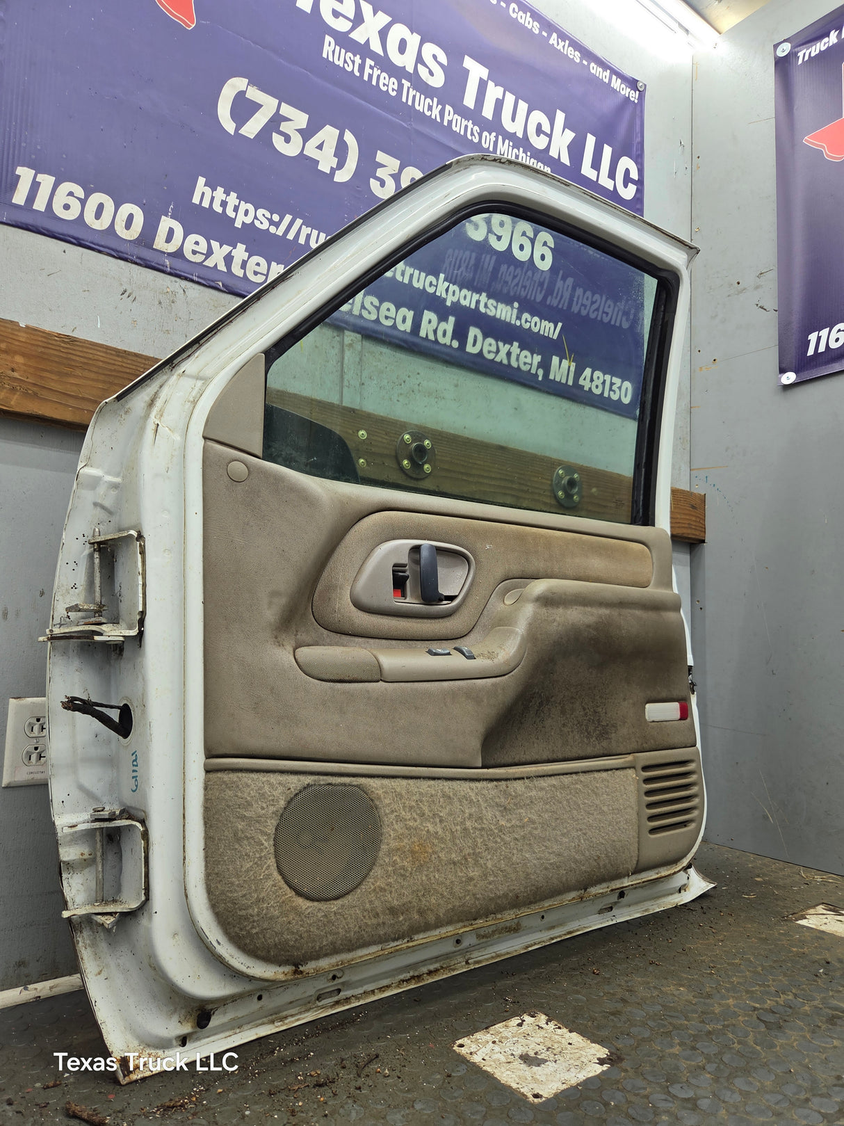 1988-2000 Chevrolet Silverado Suburban GMC Sierra RH Front Passenger Door