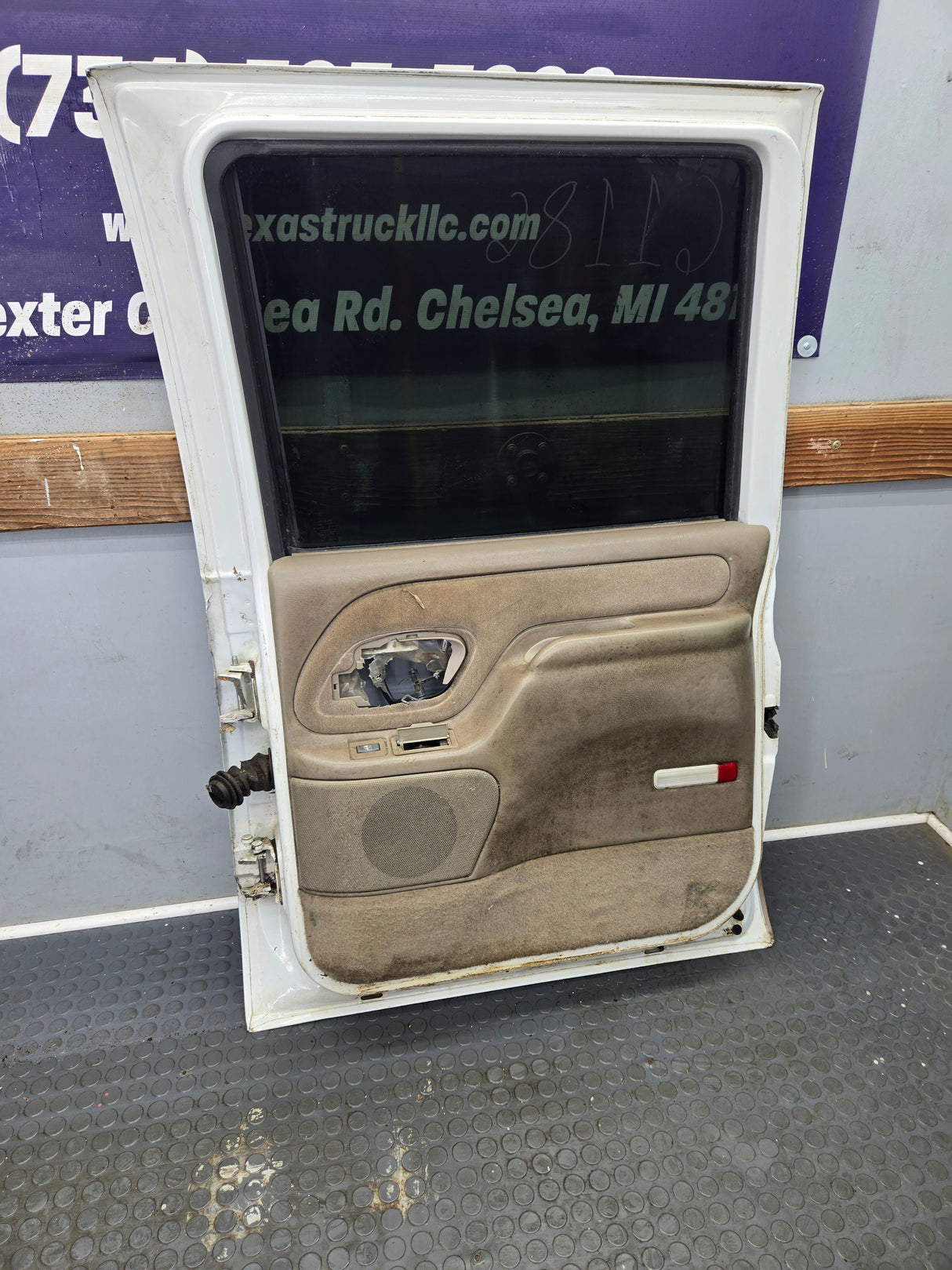 1992-2000 Chevrolet Silverado Suburban GMC Sierra K1500 K2500 K3500 Crew Cab RH Rear Driver Door
