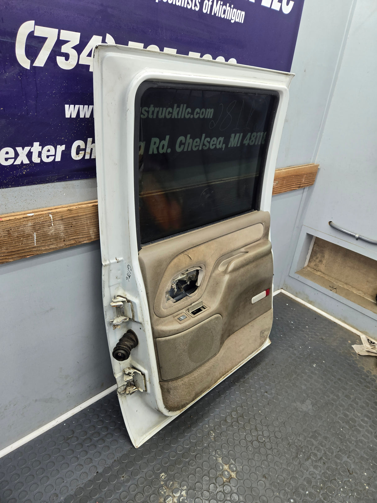 1992-2000 Chevrolet Silverado Suburban GMC Sierra K1500 K2500 K3500 Crew Cab RH Rear Driver Door