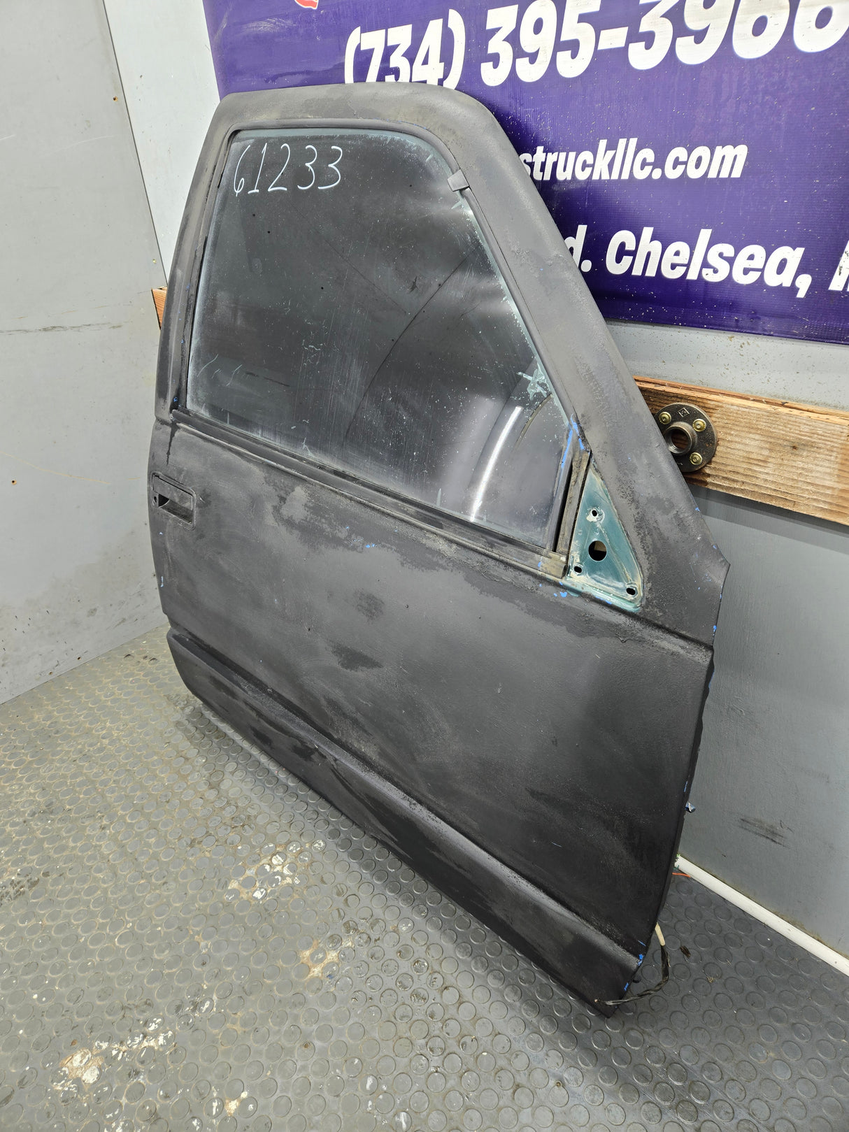 1988-2000 Chevrolet Silverado Suburban GMC Sierra RH Front Passenger Door