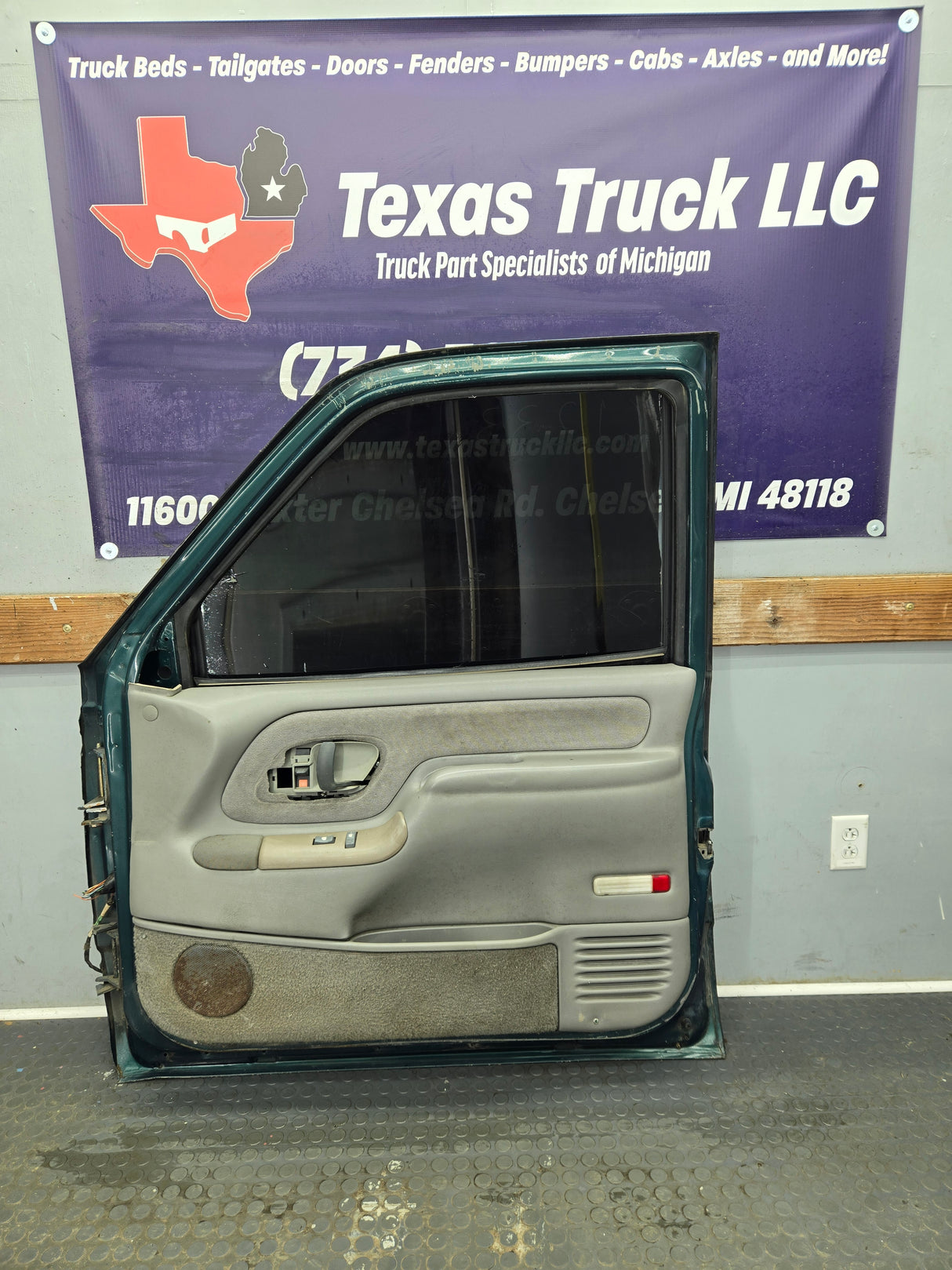 1988-2000 Chevrolet Silverado Suburban GMC Sierra RH Front Passenger Door