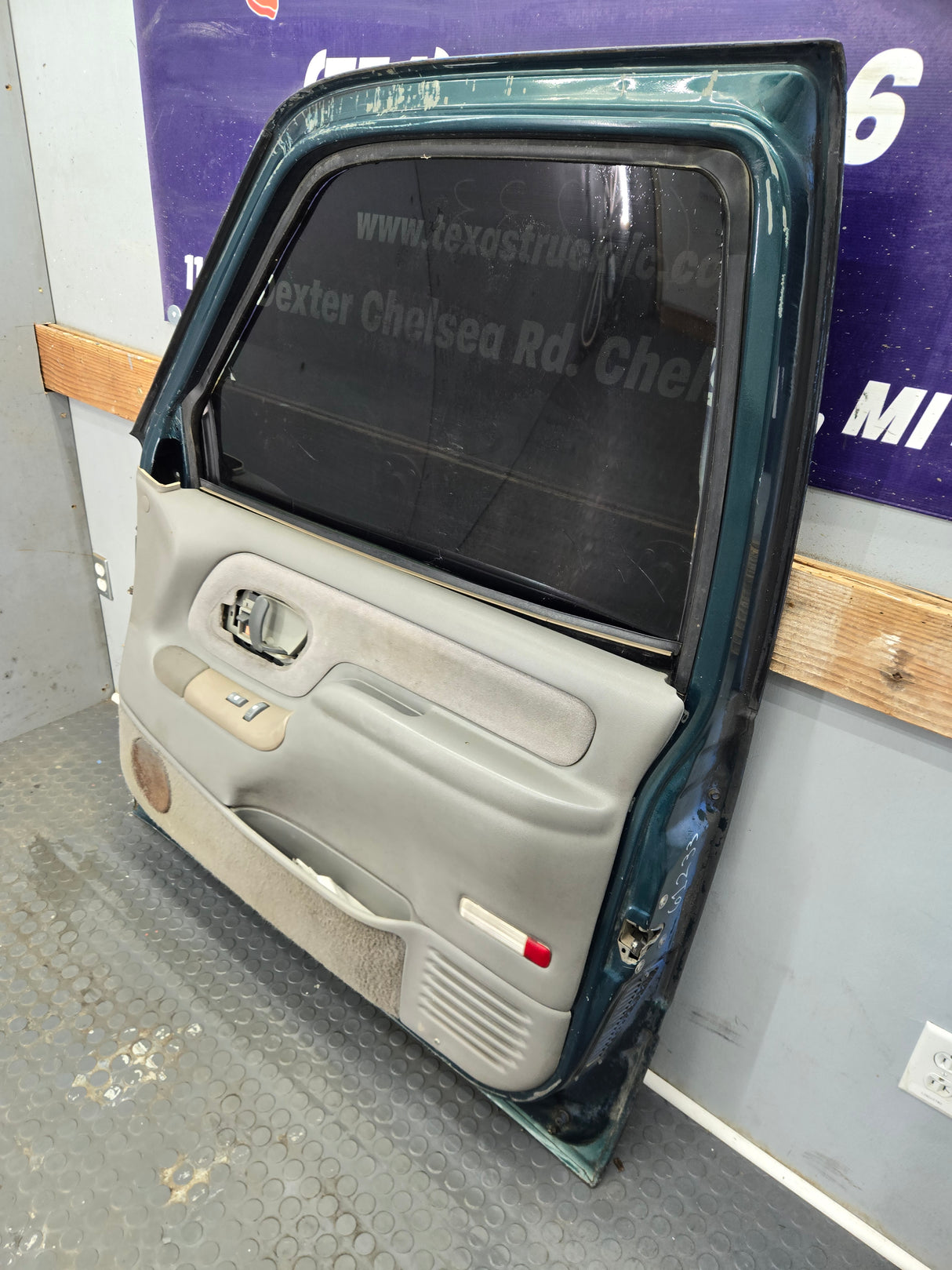 1988-2000 Chevrolet Silverado Suburban GMC Sierra RH Front Passenger Door