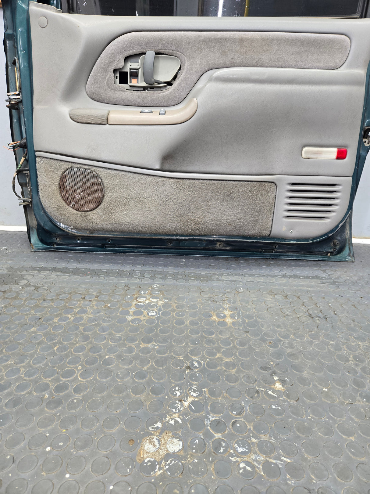 1988-2000 Chevrolet Silverado Suburban GMC Sierra RH Front Passenger Door