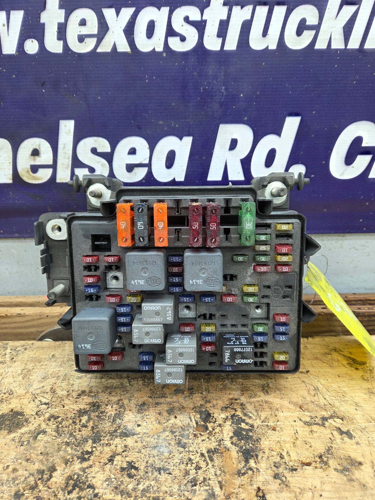 2003-2005 Chevrolet Silverado / GMC Sierra 1500 250 3500 Engine Bay Fuse Box - 15201928
