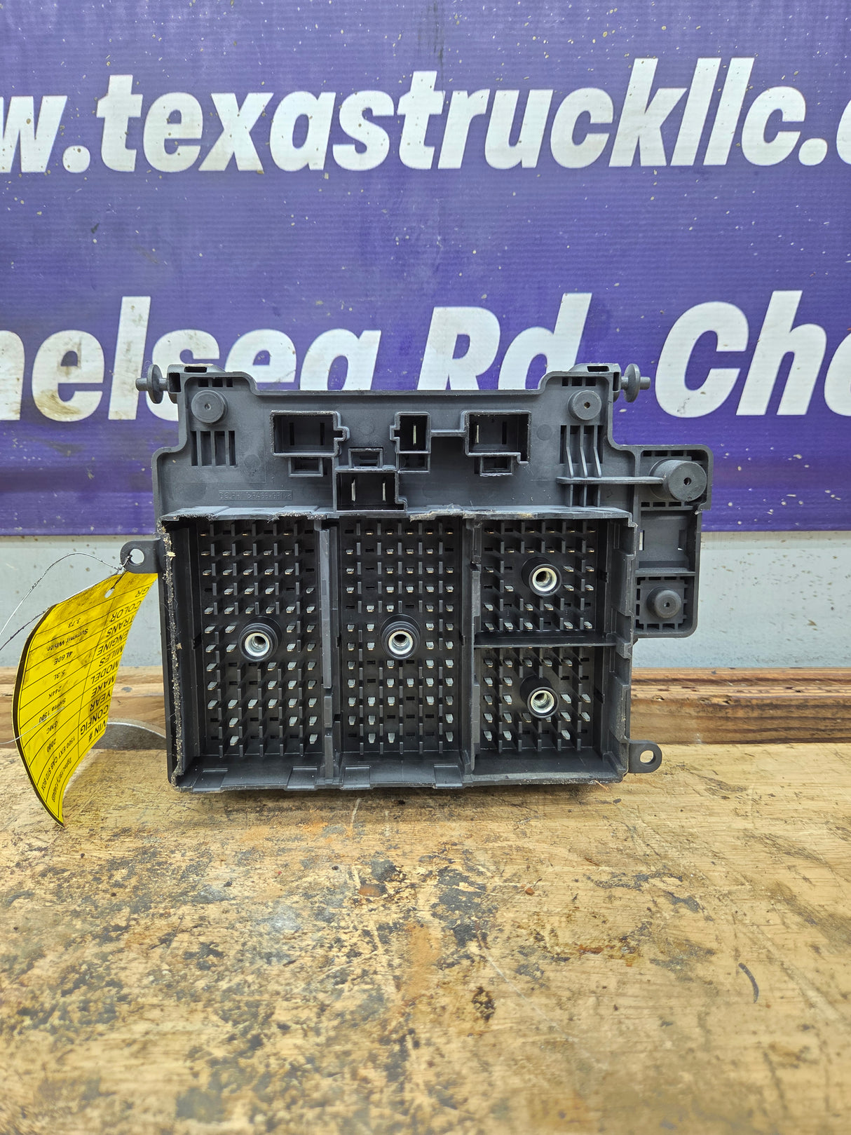 2003-2005 Chevrolet Silverado / GMC Sierra 1500 250 3500 Engine Bay Fuse Box - 15201928