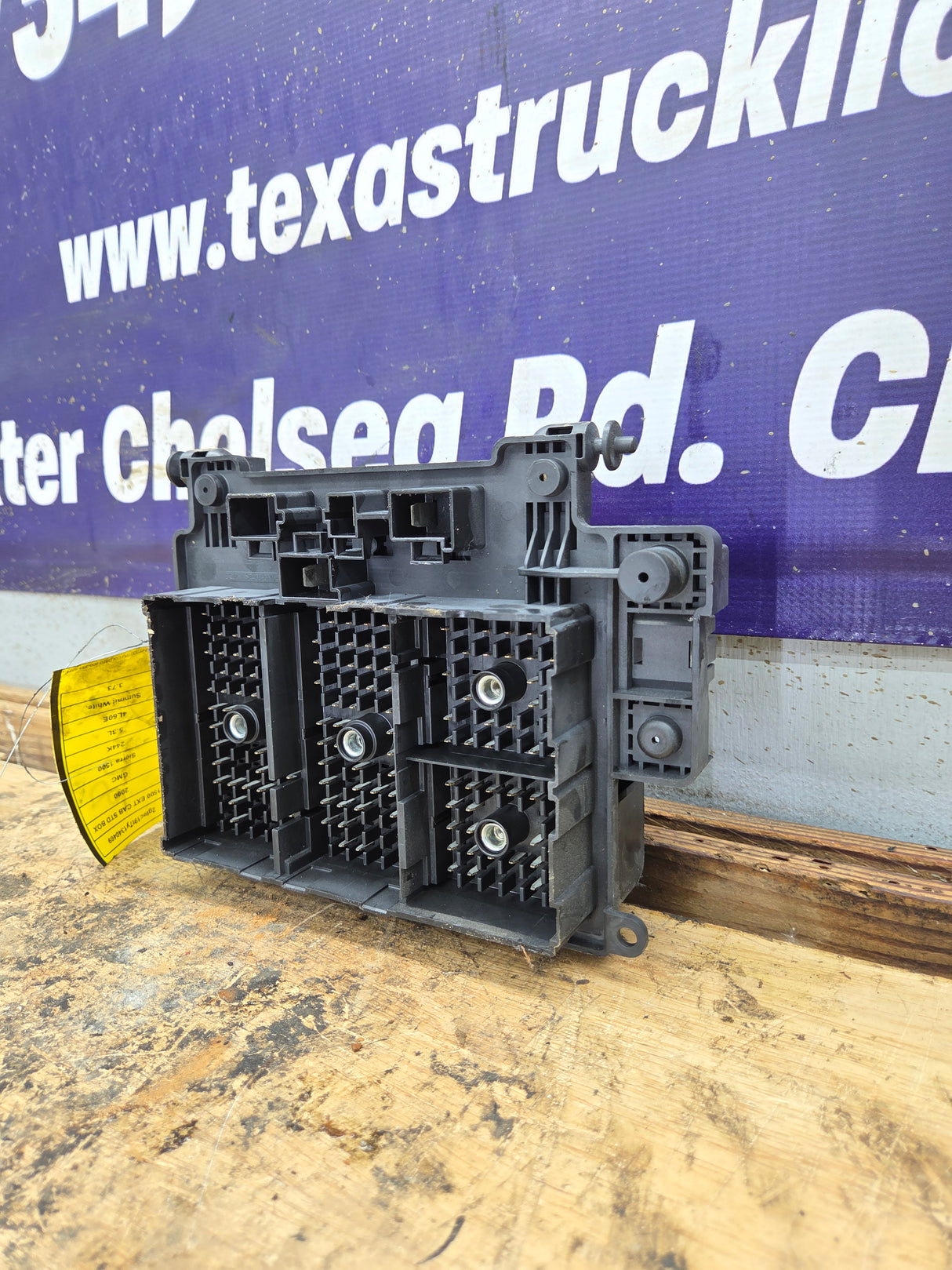 2003-2005 Chevrolet Silverado / GMC Sierra 1500 250 3500 Engine Bay Fuse Box - 15201928