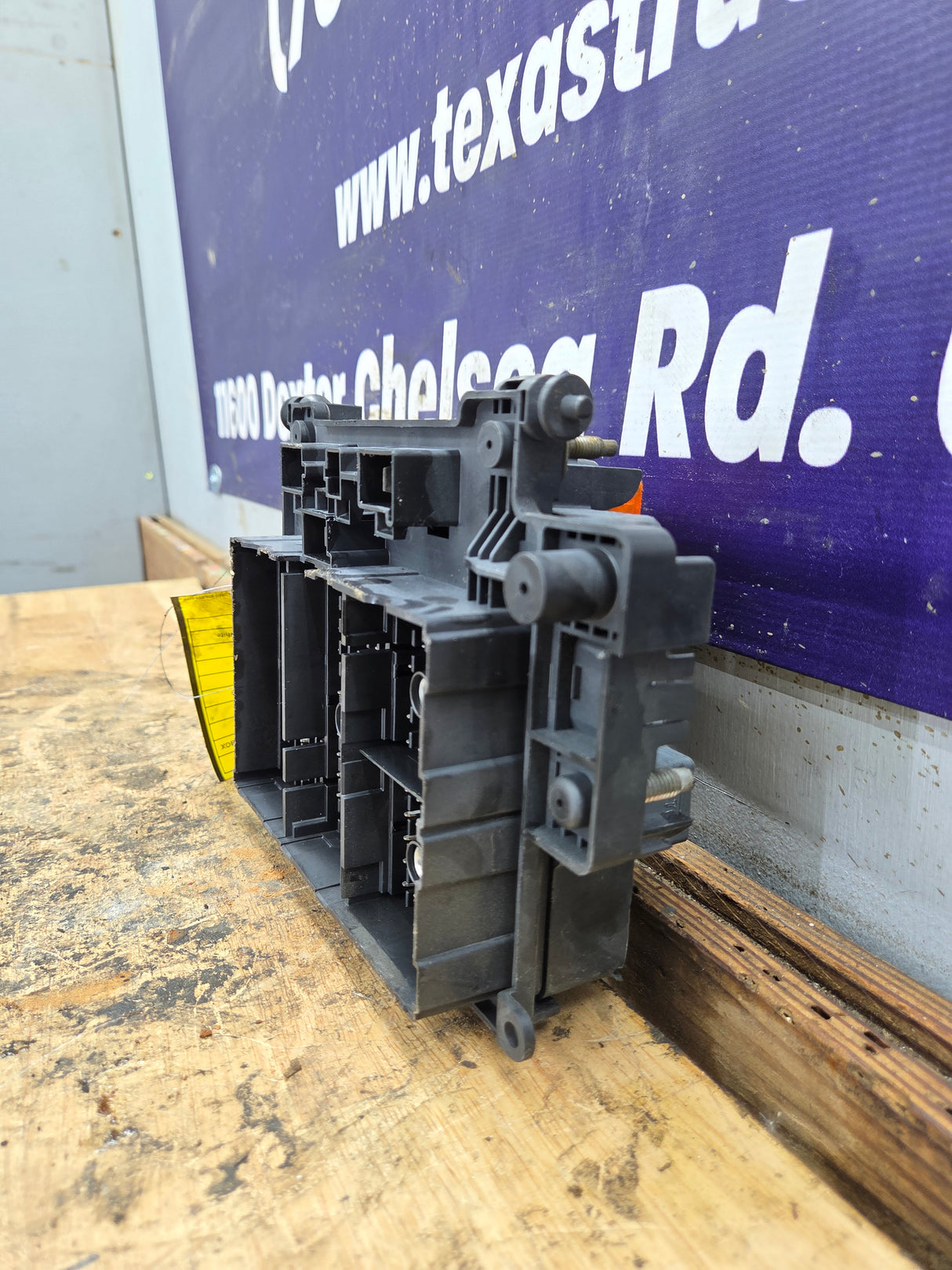 2003-2005 Chevrolet Silverado / GMC Sierra 1500 250 3500 Engine Bay Fuse Box - 15201928