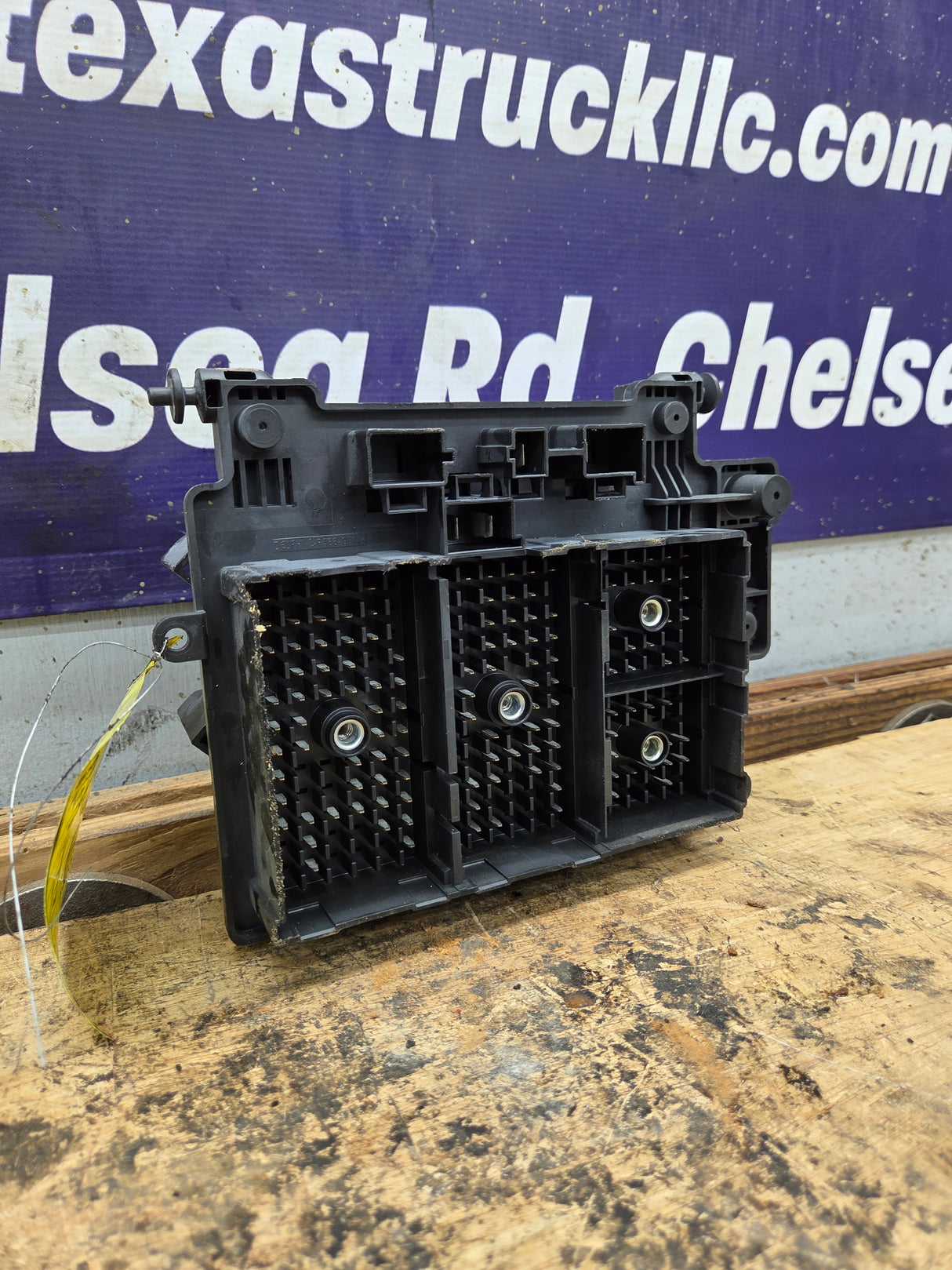 2003-2005 Chevrolet Silverado / GMC Sierra 1500 250 3500 Engine Bay Fuse Box - 15201928