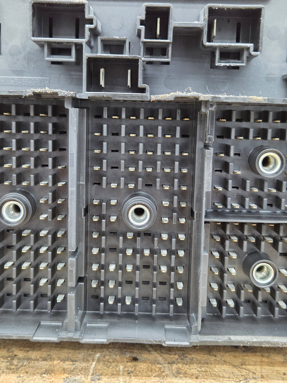 2003-2005 Chevrolet Silverado / GMC Sierra 1500 250 3500 Engine Bay Fuse Box - 15201928