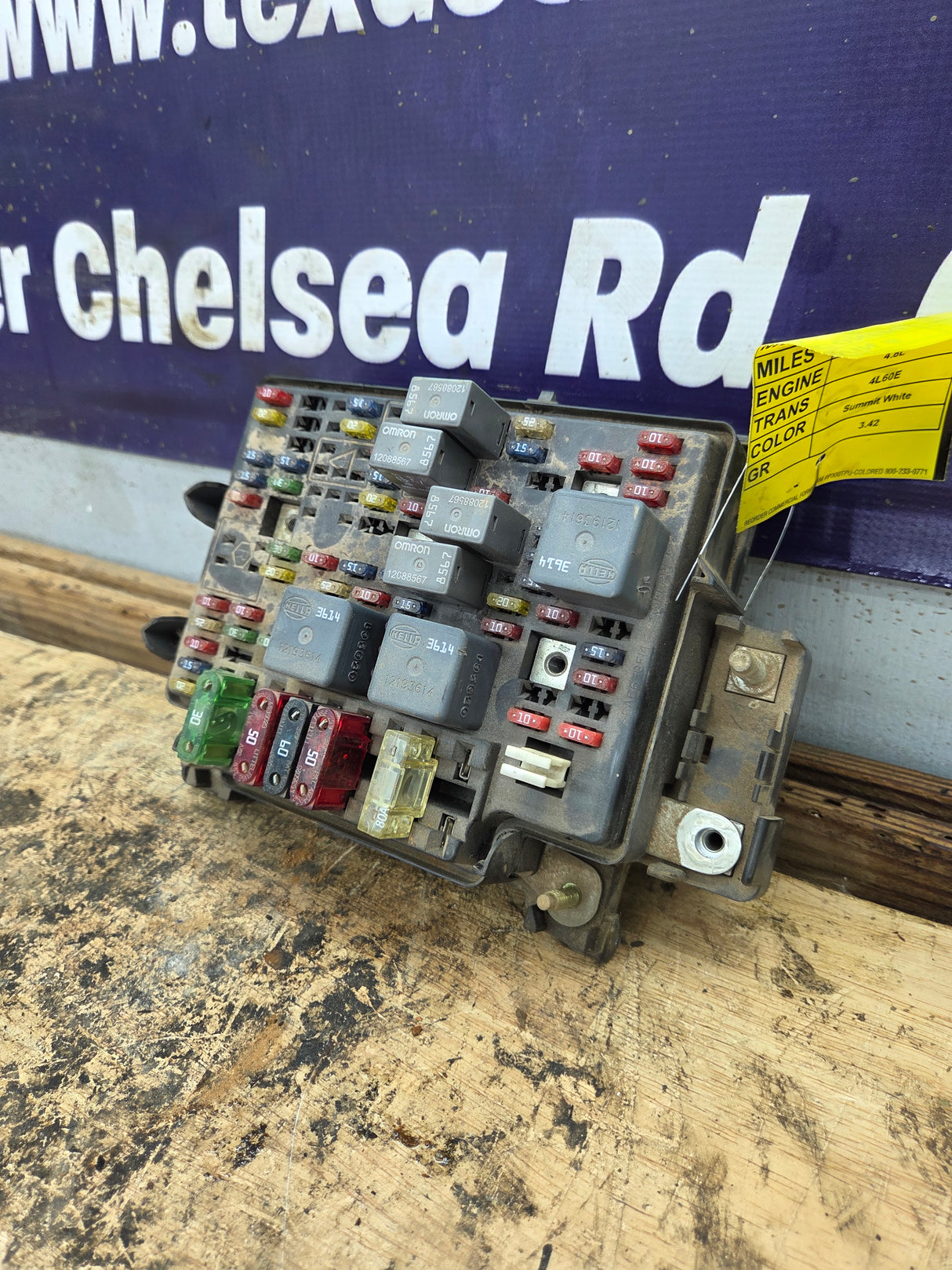 2003-2005 Chevrolet Silverado / GMC Sierra 1500 250 3500 Engine Bay Fuse Box - 15201928