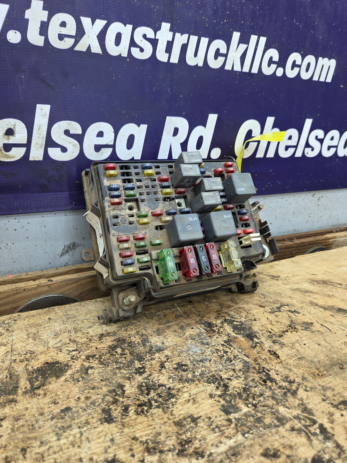 2003-2005 Chevrolet Silverado / GMC Sierra 1500 250 3500 Engine Bay Fuse Box - 15201928