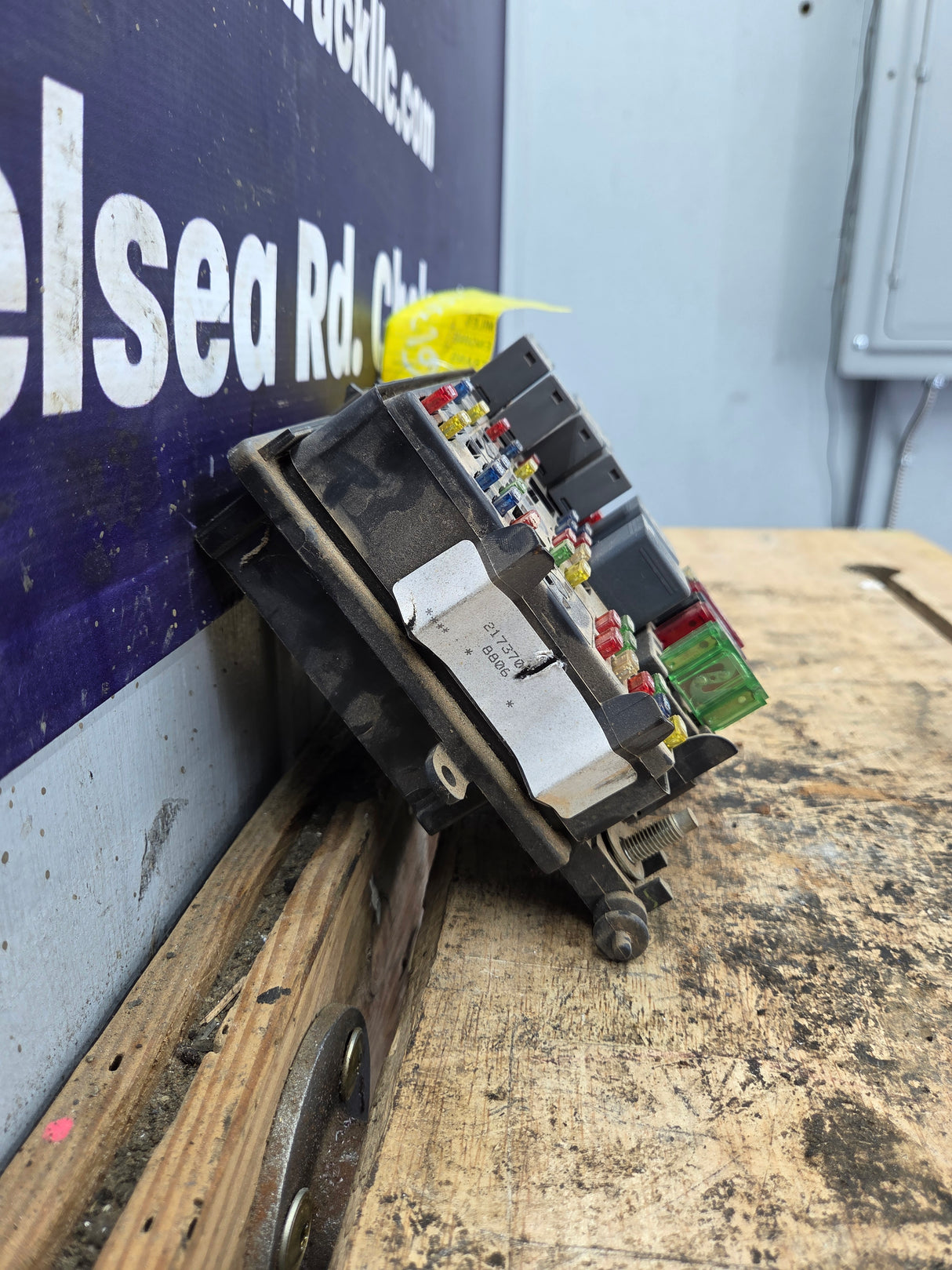 2003-2005 Chevrolet Silverado / GMC Sierra 1500 250 3500 Engine Bay Fuse Box - 15201928
