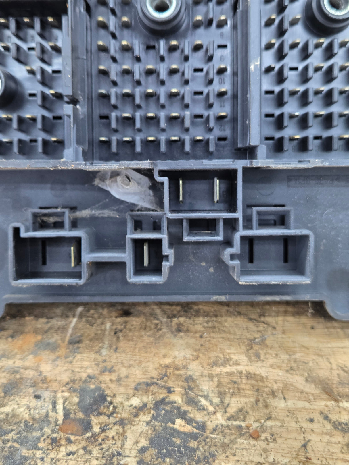 2003-2005 Chevrolet Silverado / GMC Sierra 1500 250 3500 Engine Bay Fuse Box - 15201928