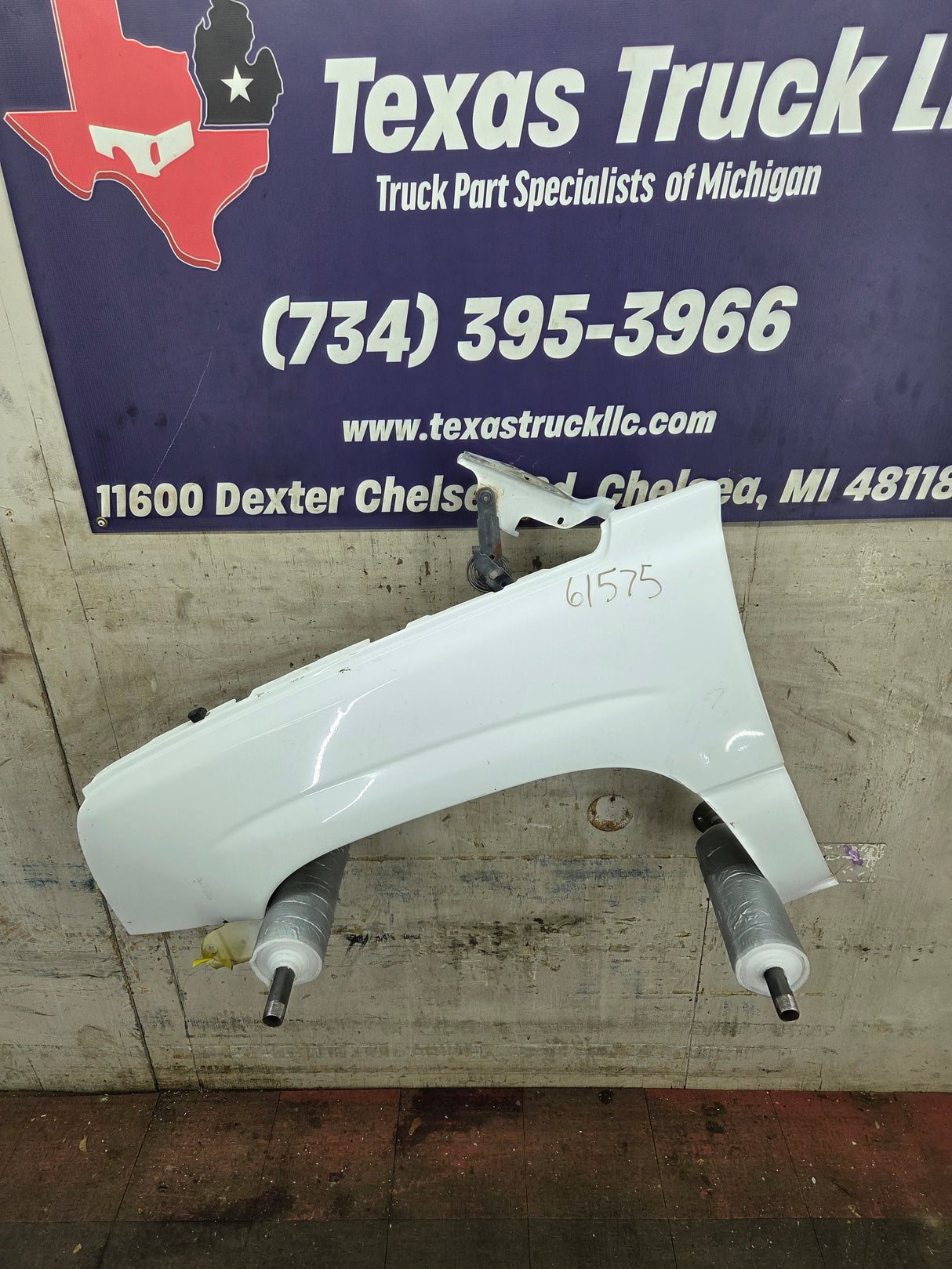 2003-2007 Chevrolet Silverado / Tahoe / Suburban 1500 2500 3500 HD LH Driver Side "Cateye" Front Fender