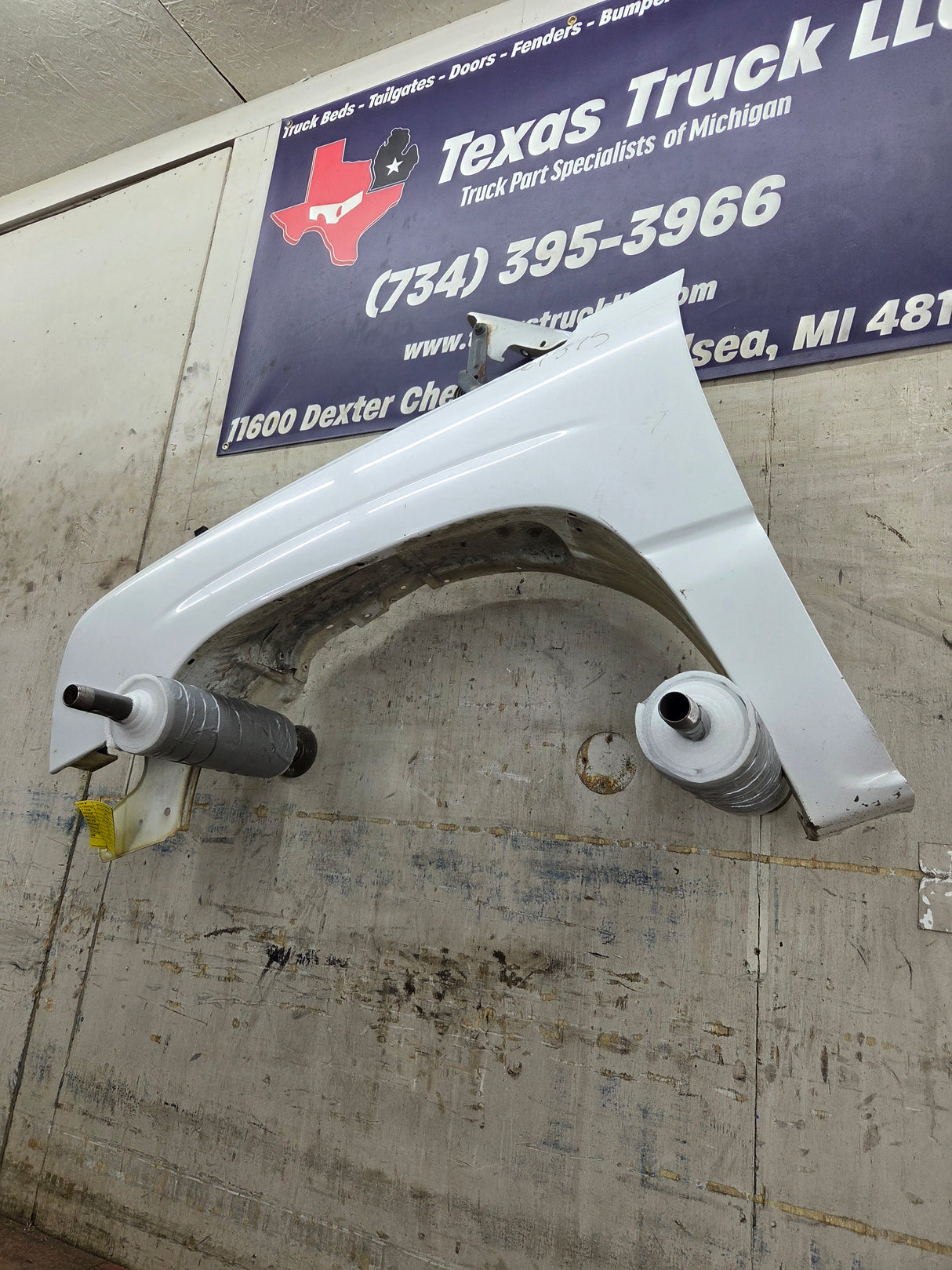 2003-2007 Chevrolet Silverado / Tahoe / Suburban 1500 2500 3500 HD LH Driver Side "Cateye" Front Fender