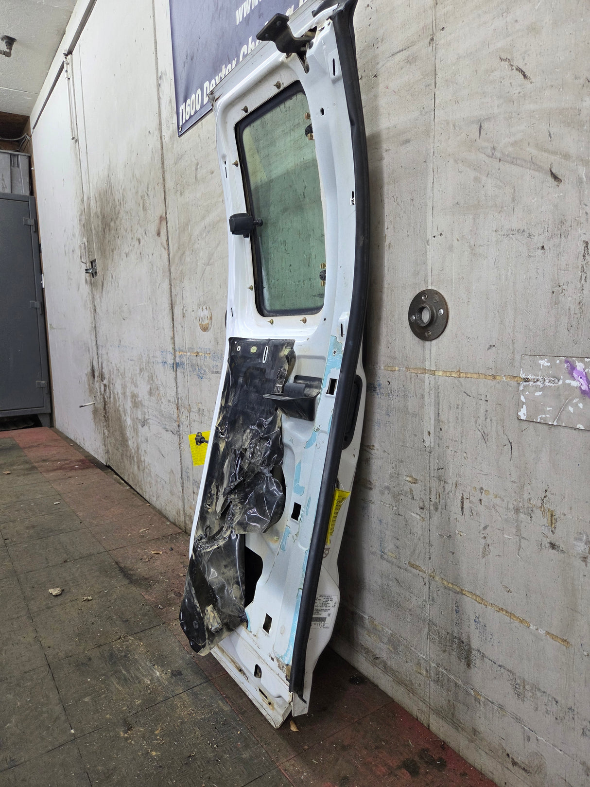 1999-2007 Ford Super Duty F250 F350 F450 F550 LH Extended Cab Driver Side Rear Door