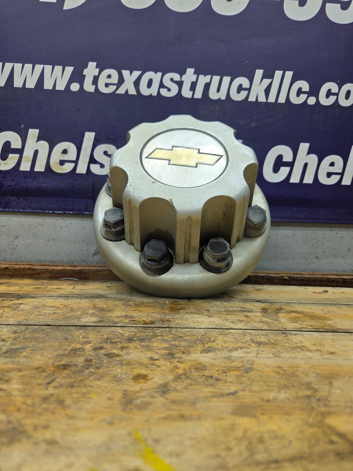 2001-2011 Chevy Silverado 3500 Dually Rear Center Hub Cap 15053705