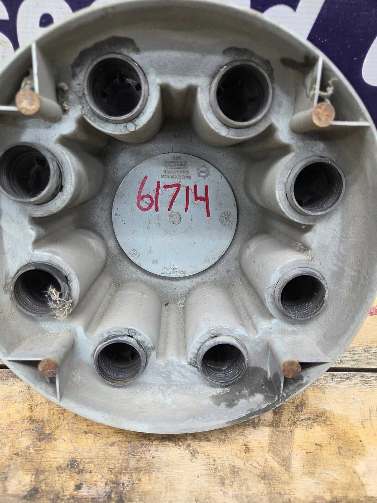 2001-2011 Chevy Silverado 3500 Dually Rear Center Hub Cap 15053705