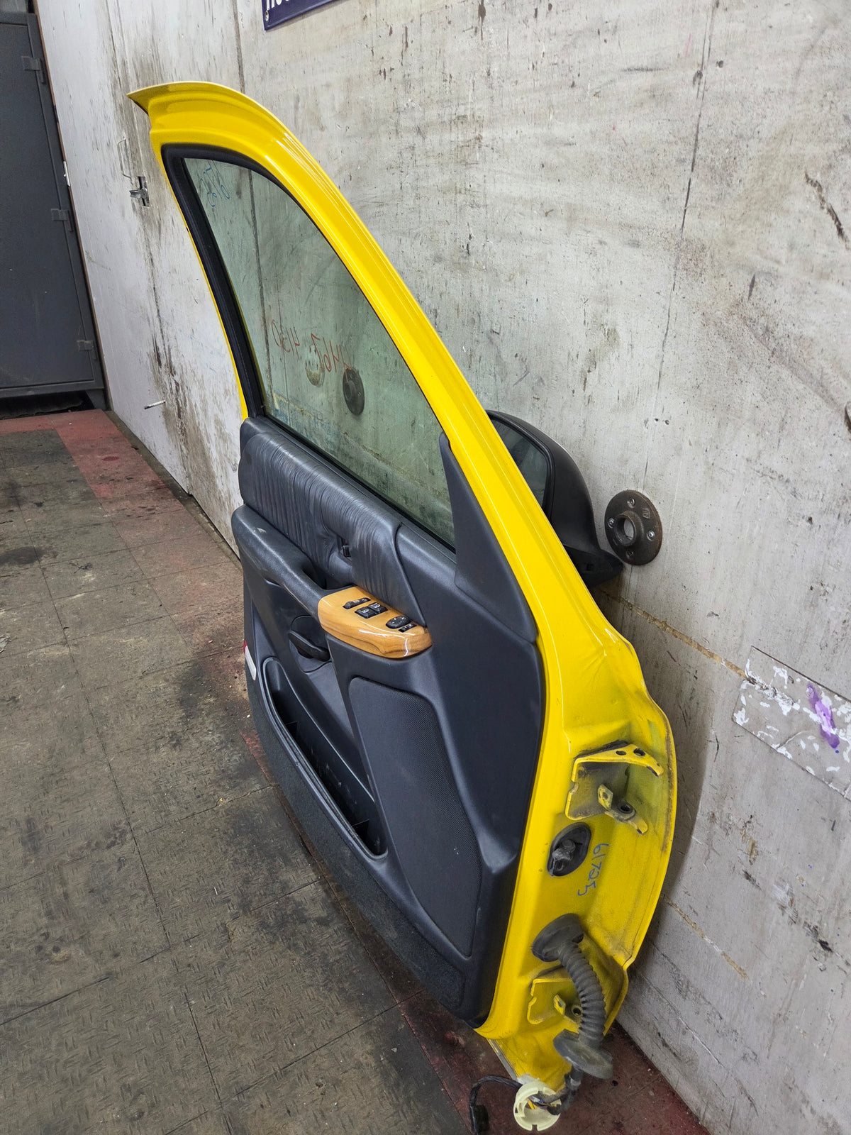 1999-2006 Chevrolet Silverado / GMC Sierra 1500 2500 3500 HD Front Driver Side Door LH