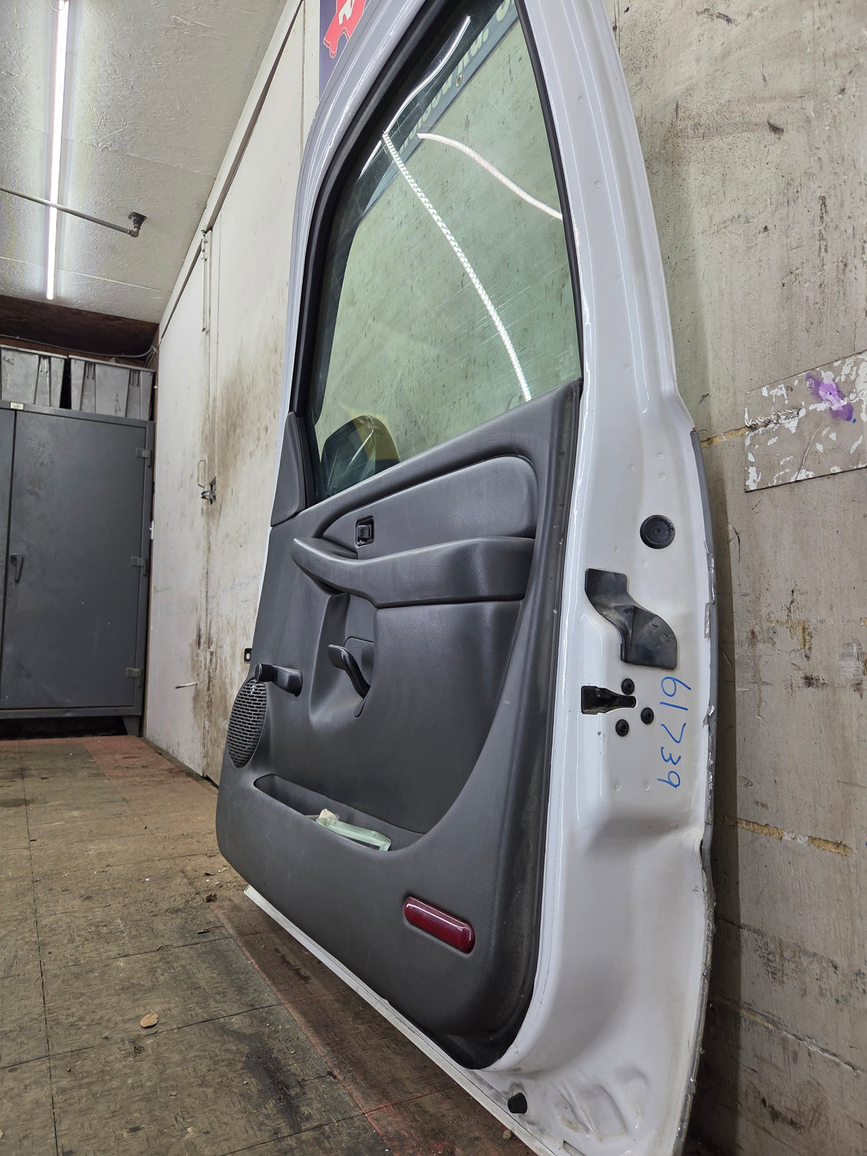 1999-2006 Chevrolet Silverado / GMC Sierra 1500 2500 3500 HD Front Passenger side Door RH