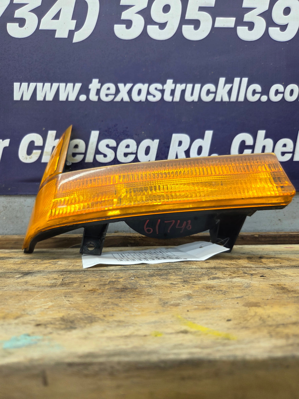 1999-2004 Ford Super Duty F250 F350 RH Passenger Side OEM Turn Signal Parking Light Assembly