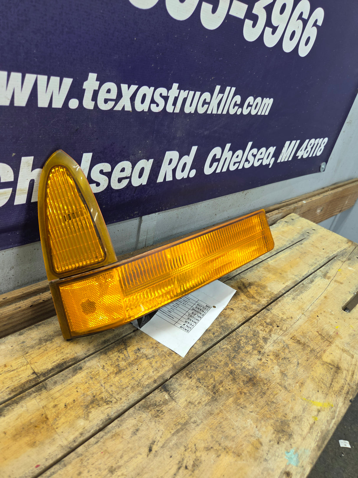 1999-2004 Ford Super Duty F250 F350 RH Passenger Side OEM Turn Signal Parking Light Assembly