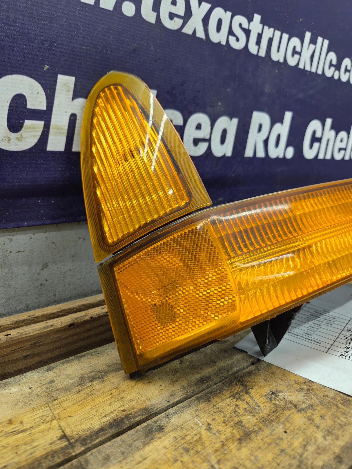 1999-2004 Ford Super Duty F250 F350 RH Passenger Side OEM Turn Signal Parking Light Assembly