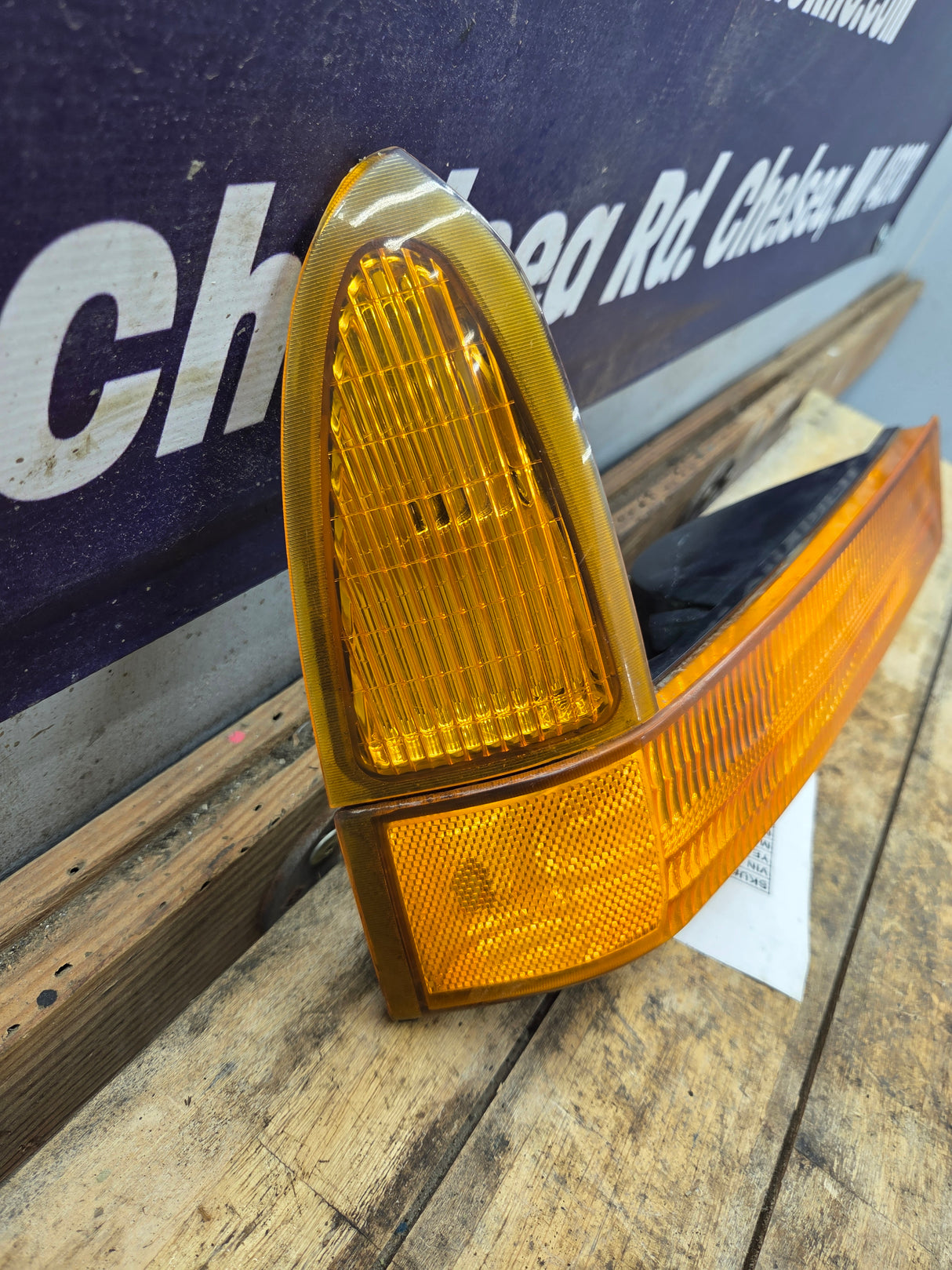 1999-2004 Ford Super Duty F250 F350 RH Passenger Side OEM Turn Signal Parking Light Assembly