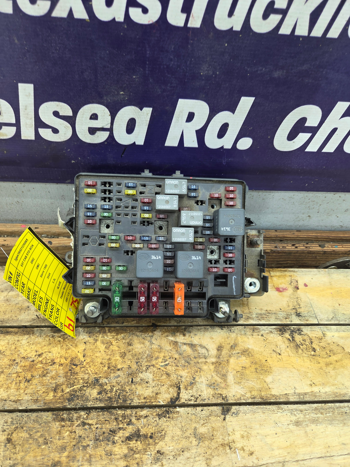 1999-2002 Chevrolet Silverado / GMC Sierra 1500 Engine Bay Fuse Box