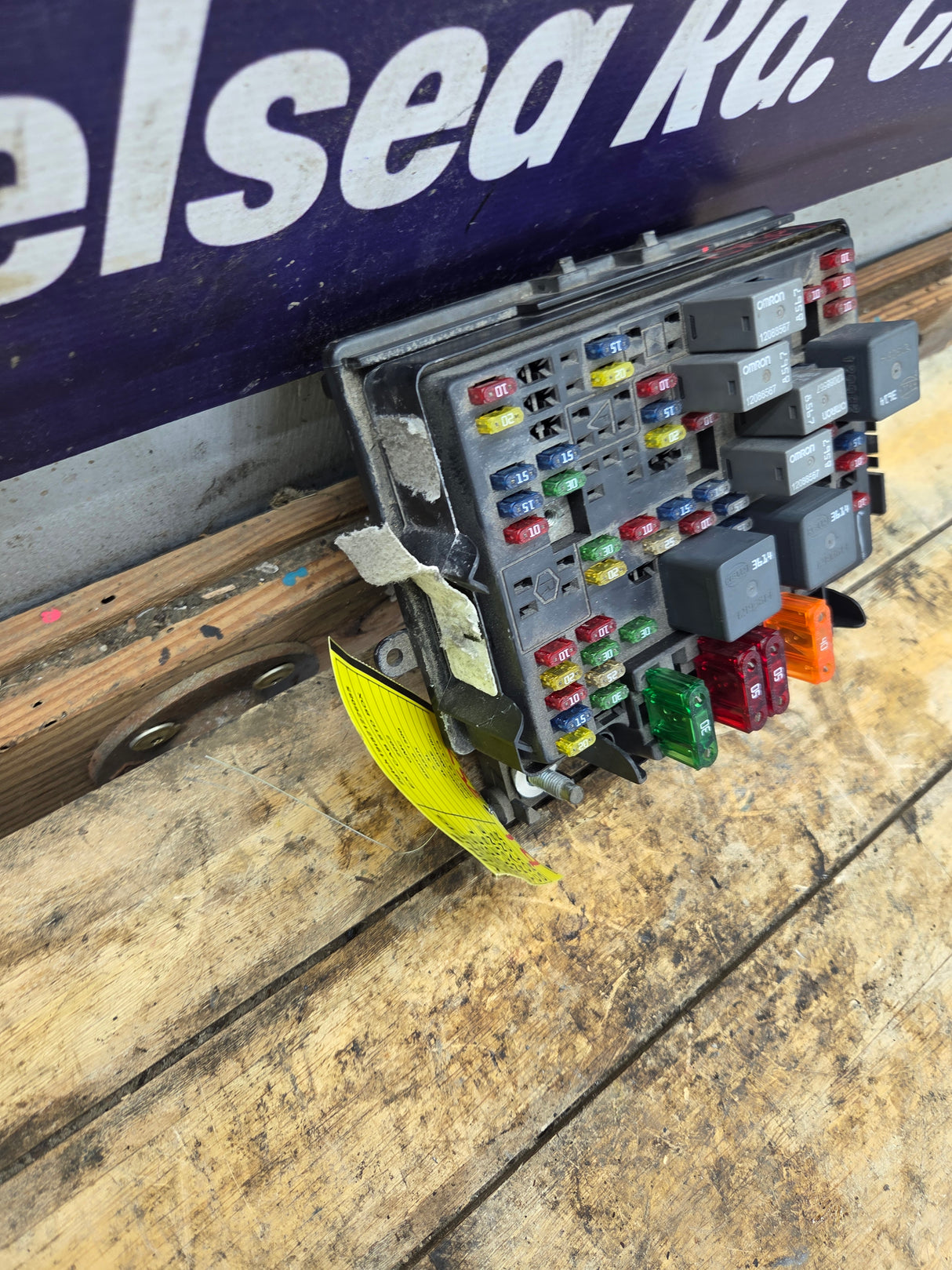 1999-2002 Chevrolet Silverado / GMC Sierra 1500 Engine Bay Fuse Box