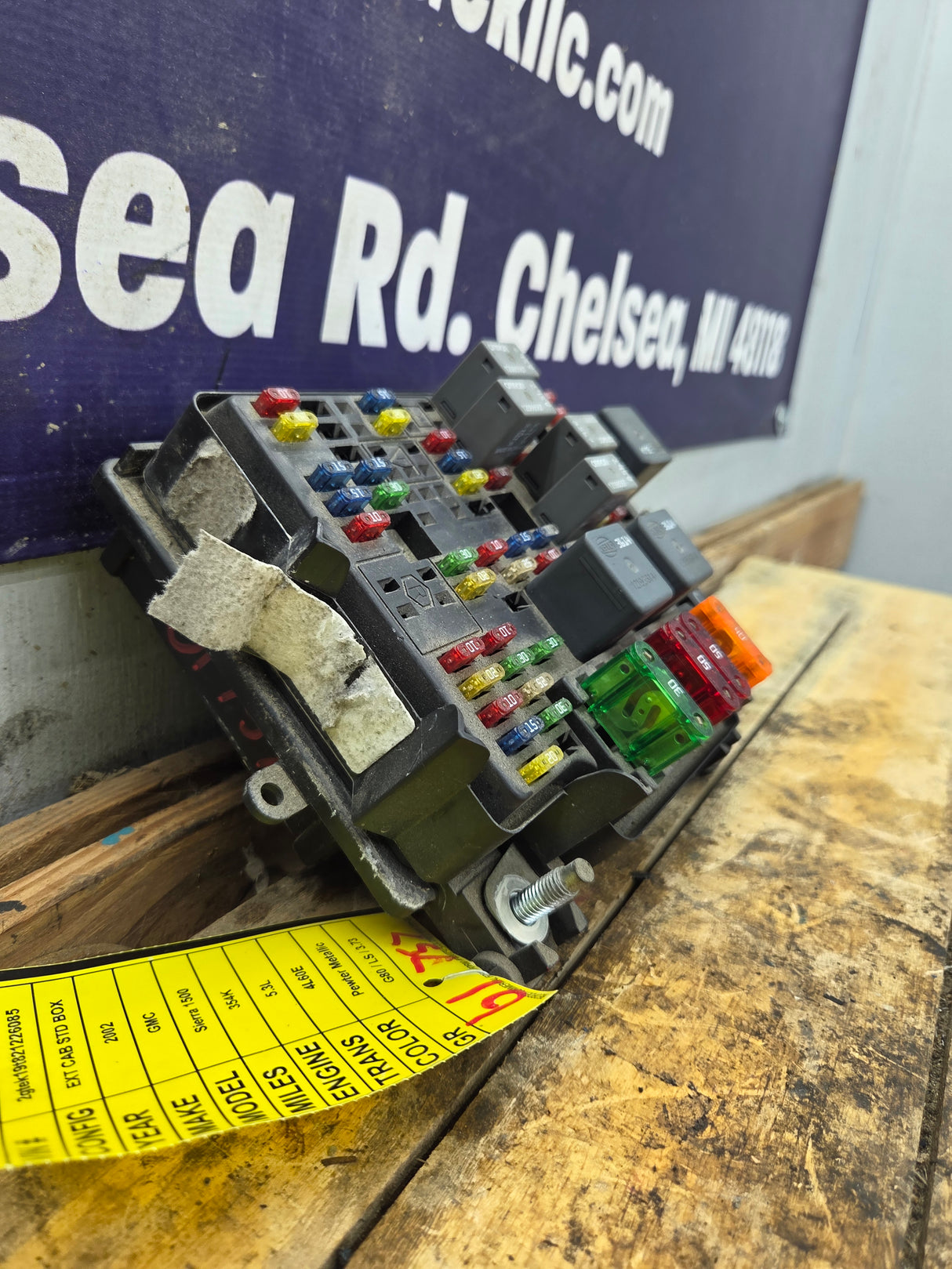 1999-2002 Chevrolet Silverado / GMC Sierra 1500 Engine Bay Fuse Box