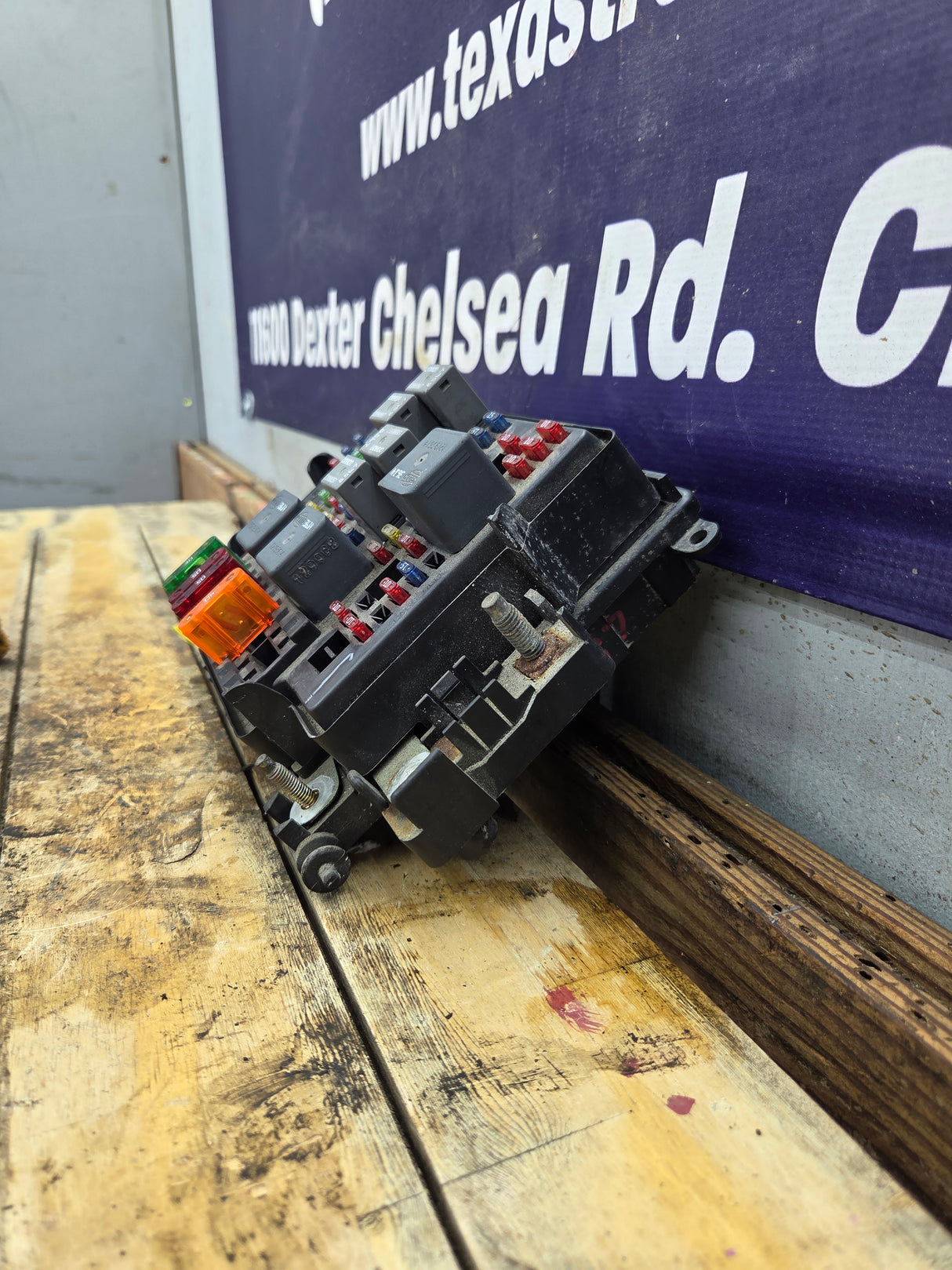 1999-2002 Chevrolet Silverado / GMC Sierra 1500 Engine Bay Fuse Box