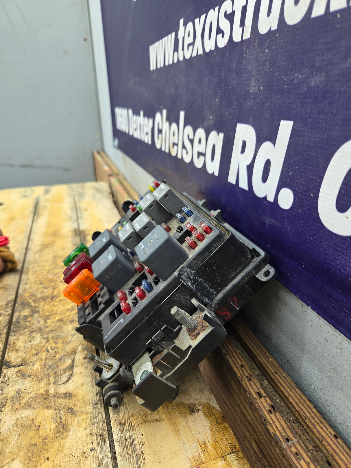 1999-2002 Chevrolet Silverado / GMC Sierra 1500 Engine Bay Fuse Box