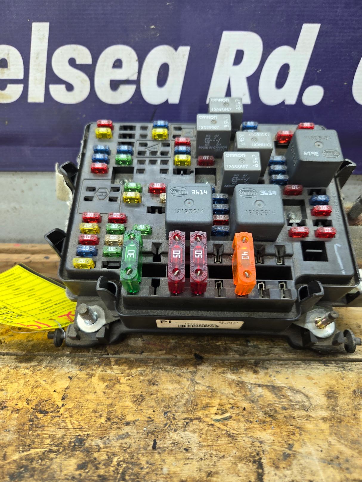 1999-2002 Chevrolet Silverado / GMC Sierra 1500 Engine Bay Fuse Box