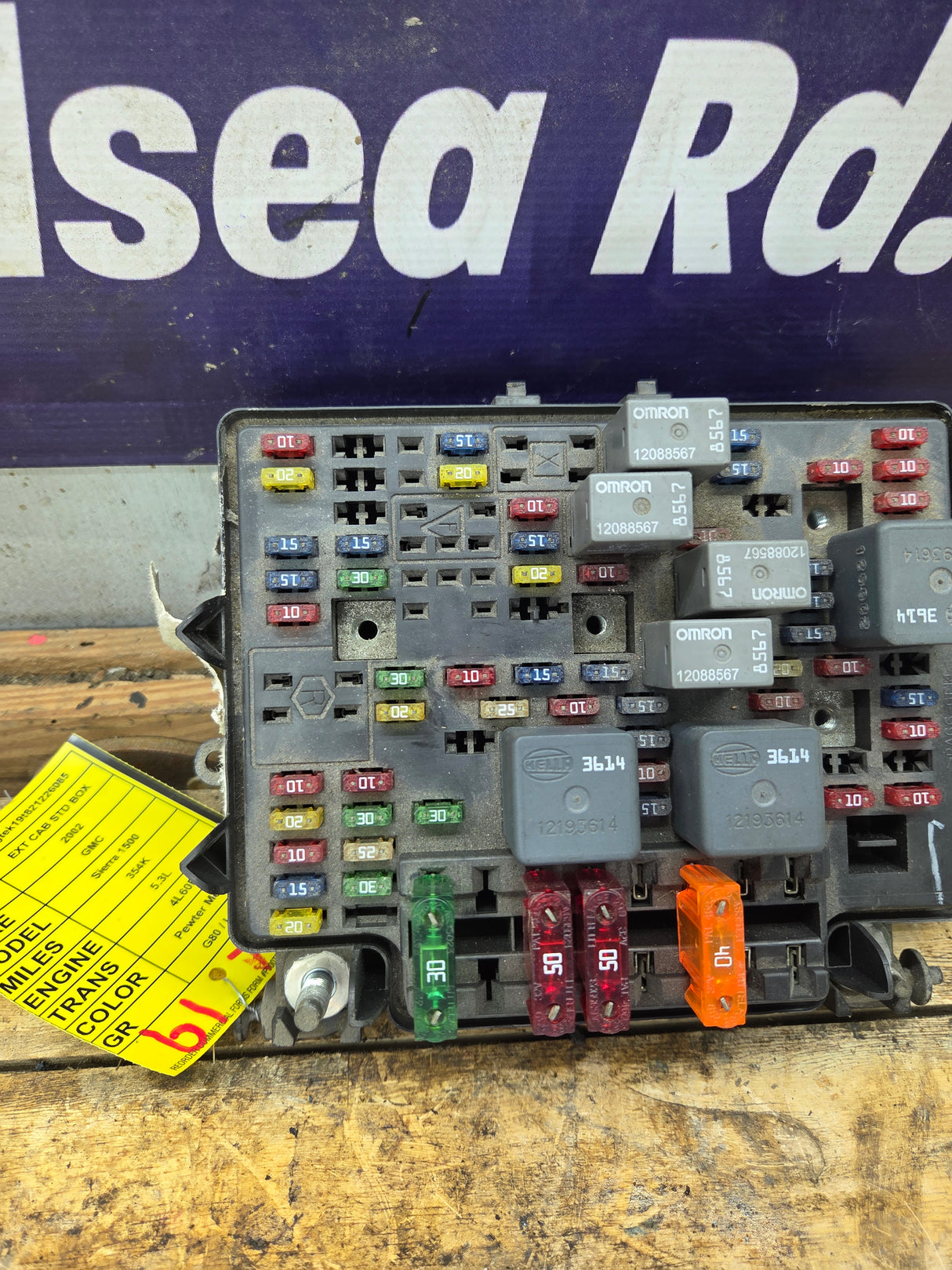 1999-2002 Chevrolet Silverado / GMC Sierra 1500 Engine Bay Fuse Box