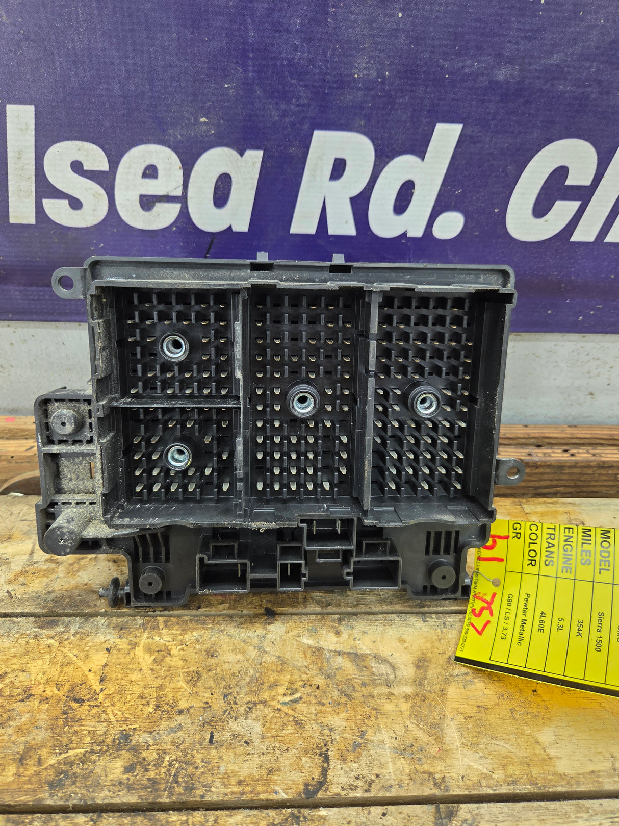 1999-2002 Chevrolet Silverado / GMC Sierra 1500 Engine Bay Fuse Box
