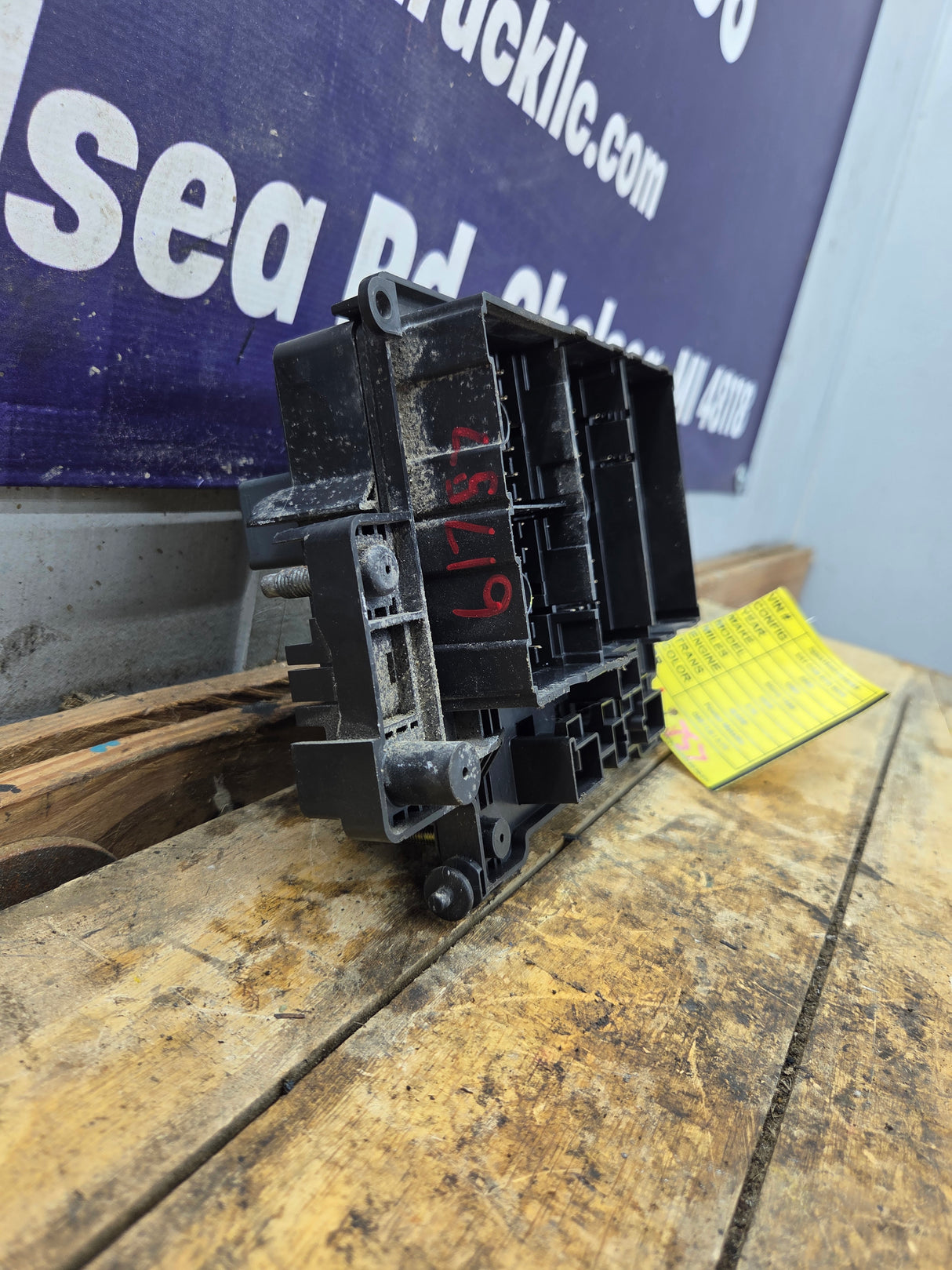 1999-2002 Chevrolet Silverado / GMC Sierra 1500 Engine Bay Fuse Box