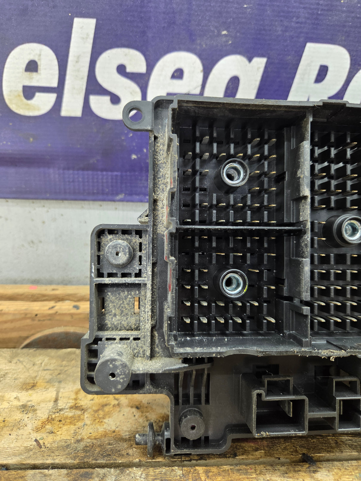 1999-2002 Chevrolet Silverado / GMC Sierra 1500 Engine Bay Fuse Box