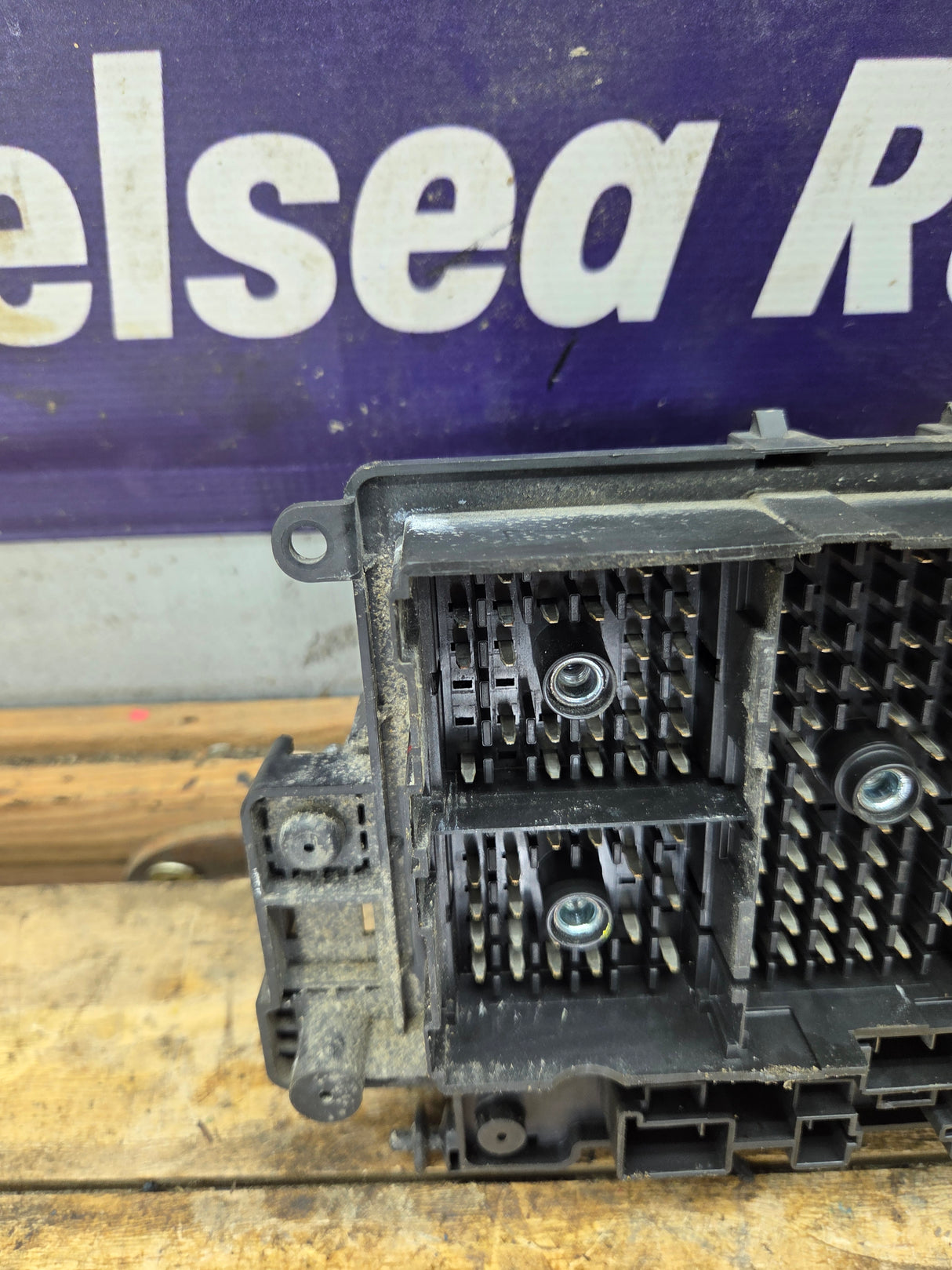 1999-2002 Chevrolet Silverado / GMC Sierra 1500 Engine Bay Fuse Box