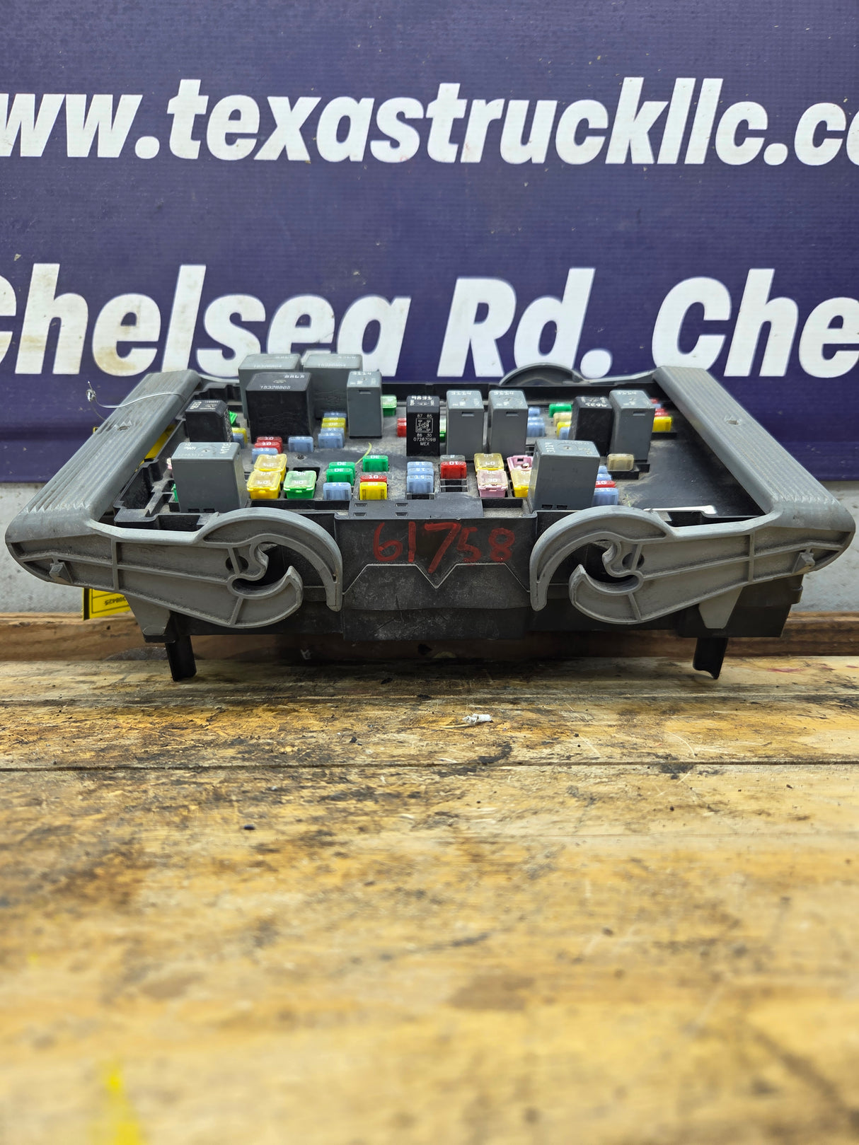 2010-2013 Chevrolet Silverado / GMC Sierra 1500 2500 3500 Engine Bay Fuse Box