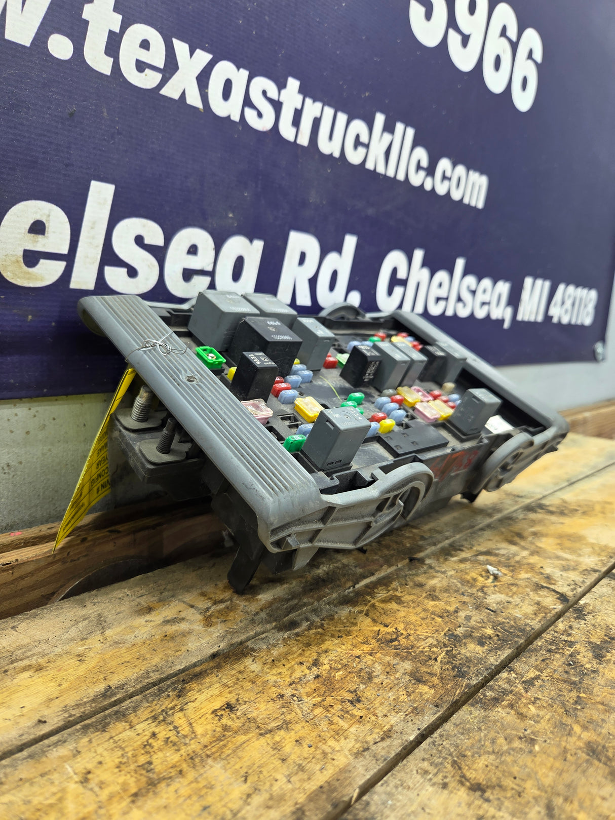 2010-2013 Chevrolet Silverado / GMC Sierra 1500 2500 3500 Engine Bay Fuse Box