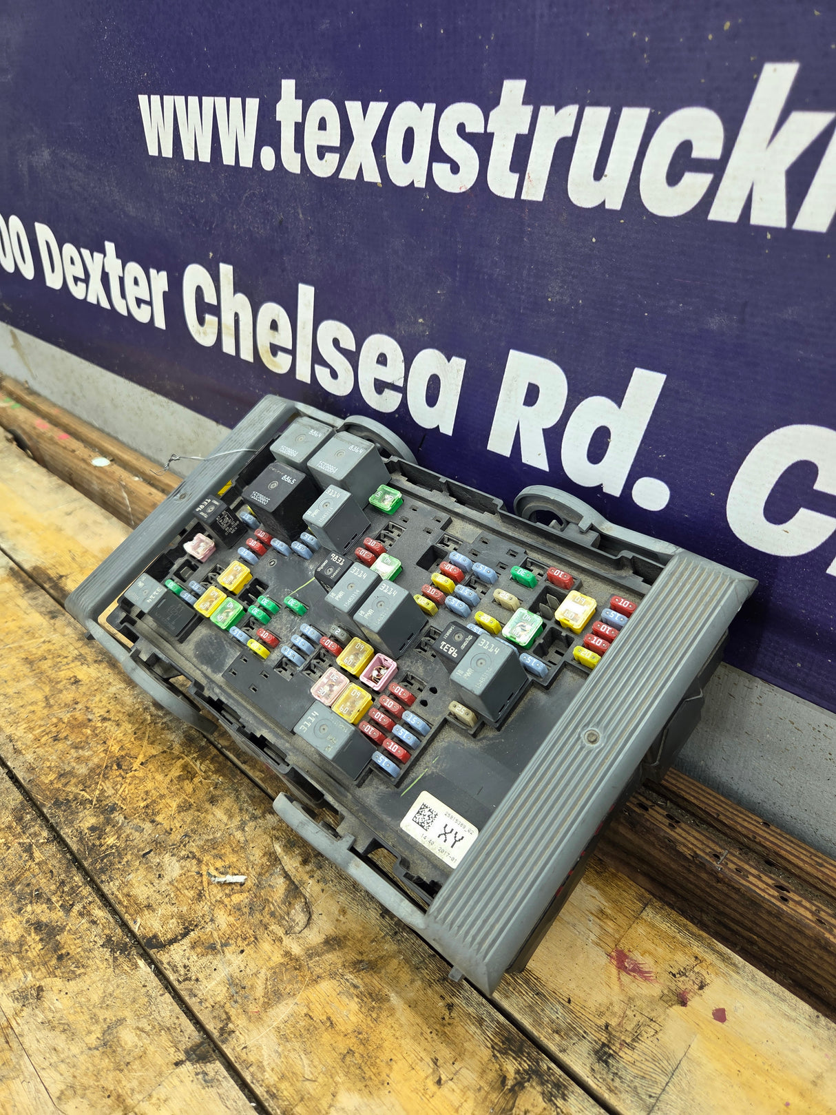 2010-2013 Chevrolet Silverado / GMC Sierra 1500 2500 3500 Engine Bay Fuse Box