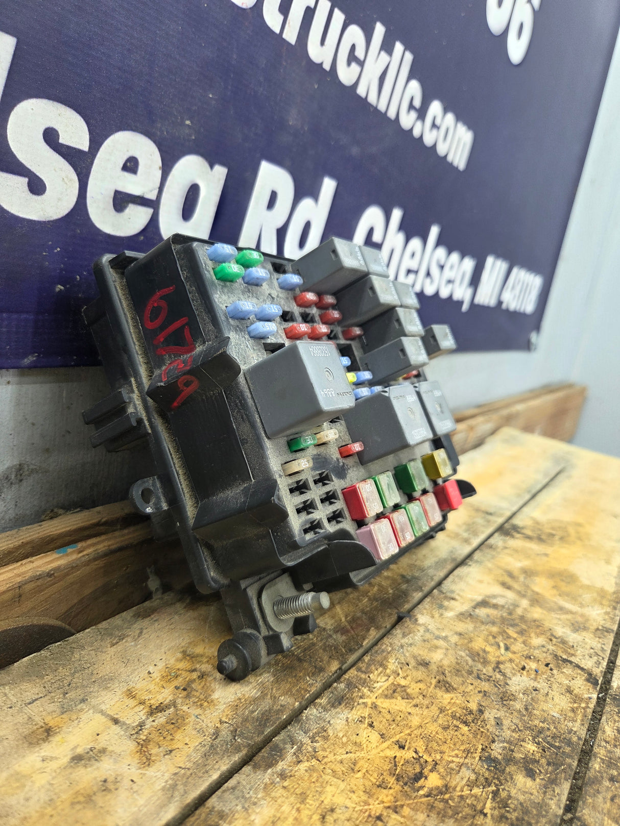 2003-2005 Chevrolet Silverado / GMC Sierra 1500 250 3500 Engine Bay Fuse Box - 15201928