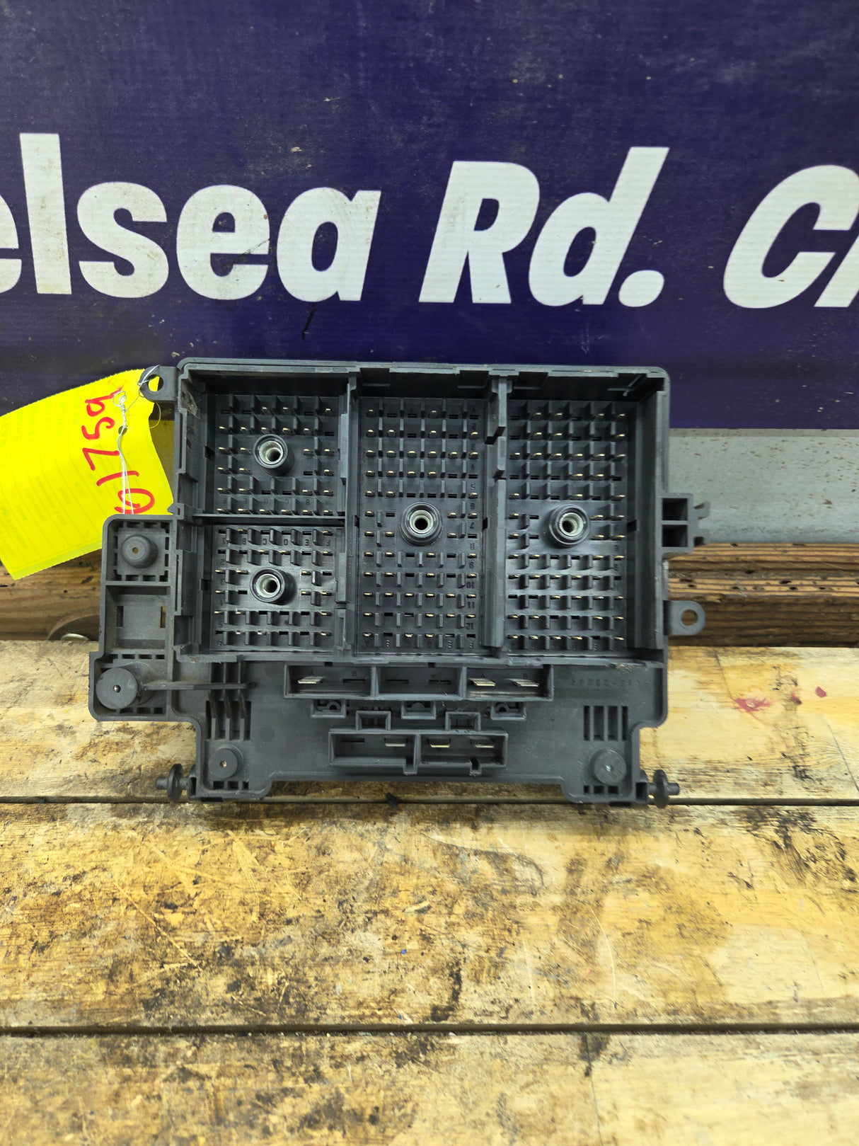2003-2005 Chevrolet Silverado / GMC Sierra 1500 250 3500 Engine Bay Fuse Box - 15201928