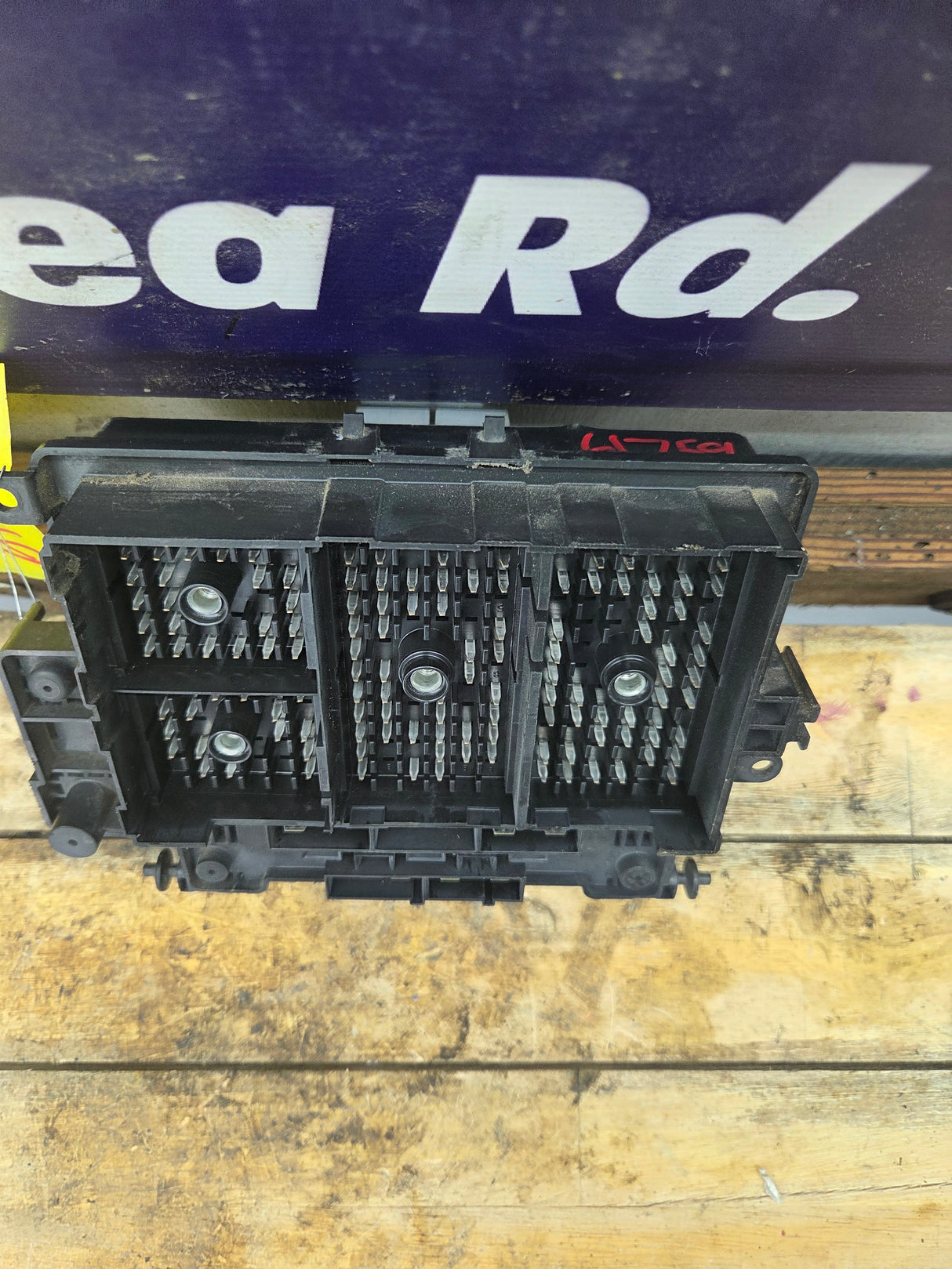 2003-2005 Chevrolet Silverado / GMC Sierra 1500 250 3500 Engine Bay Fuse Box - 15201928