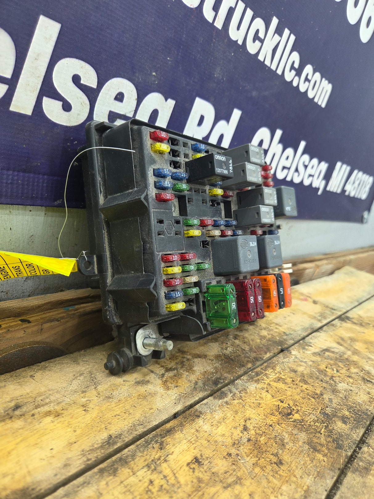 1999-2002 Chevrolet Silverado / GMC Sierra 1500 Engine Bay Fuse Box