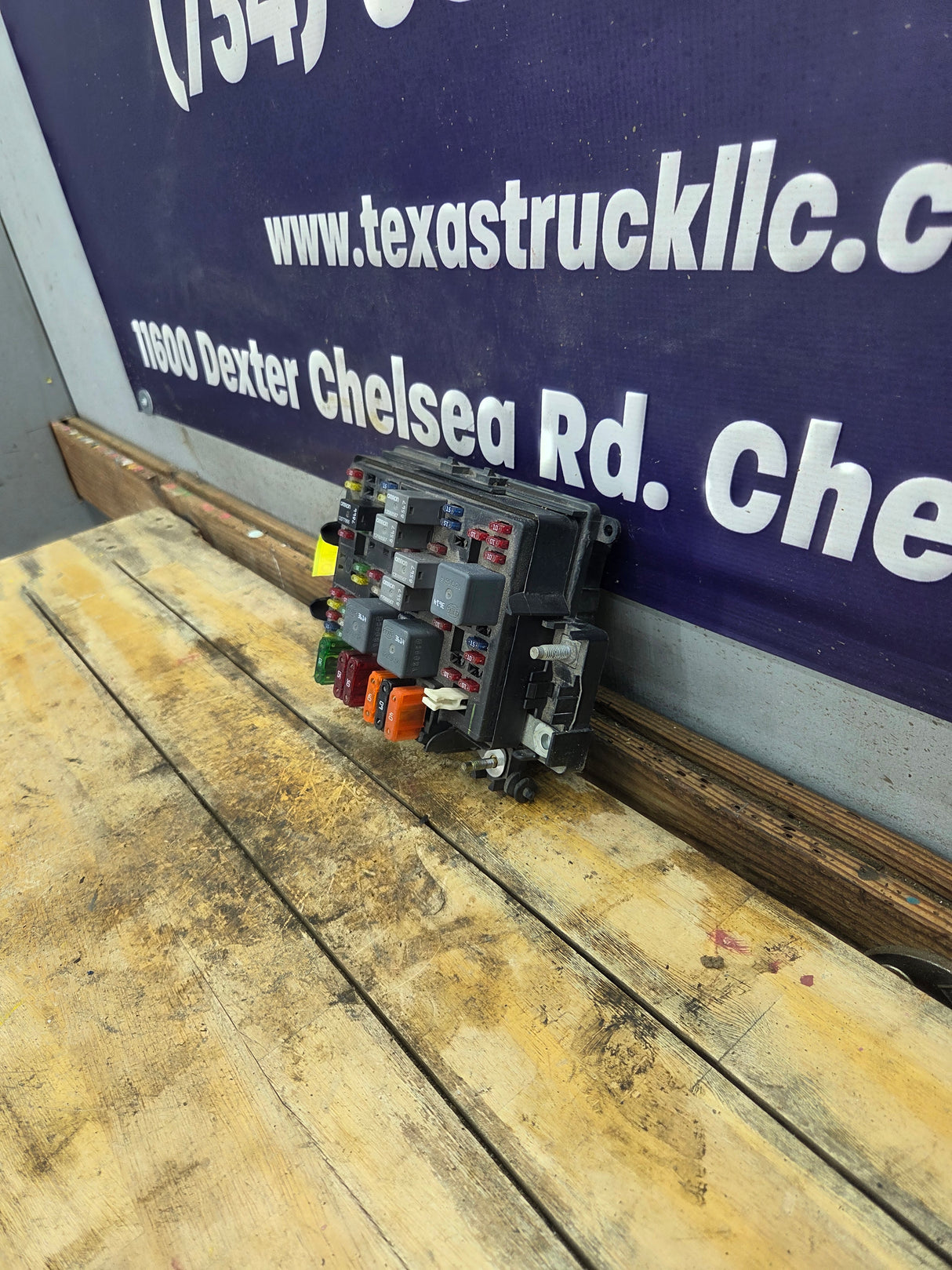 1999-2002 Chevrolet Silverado / GMC Sierra 1500 Engine Bay Fuse Box